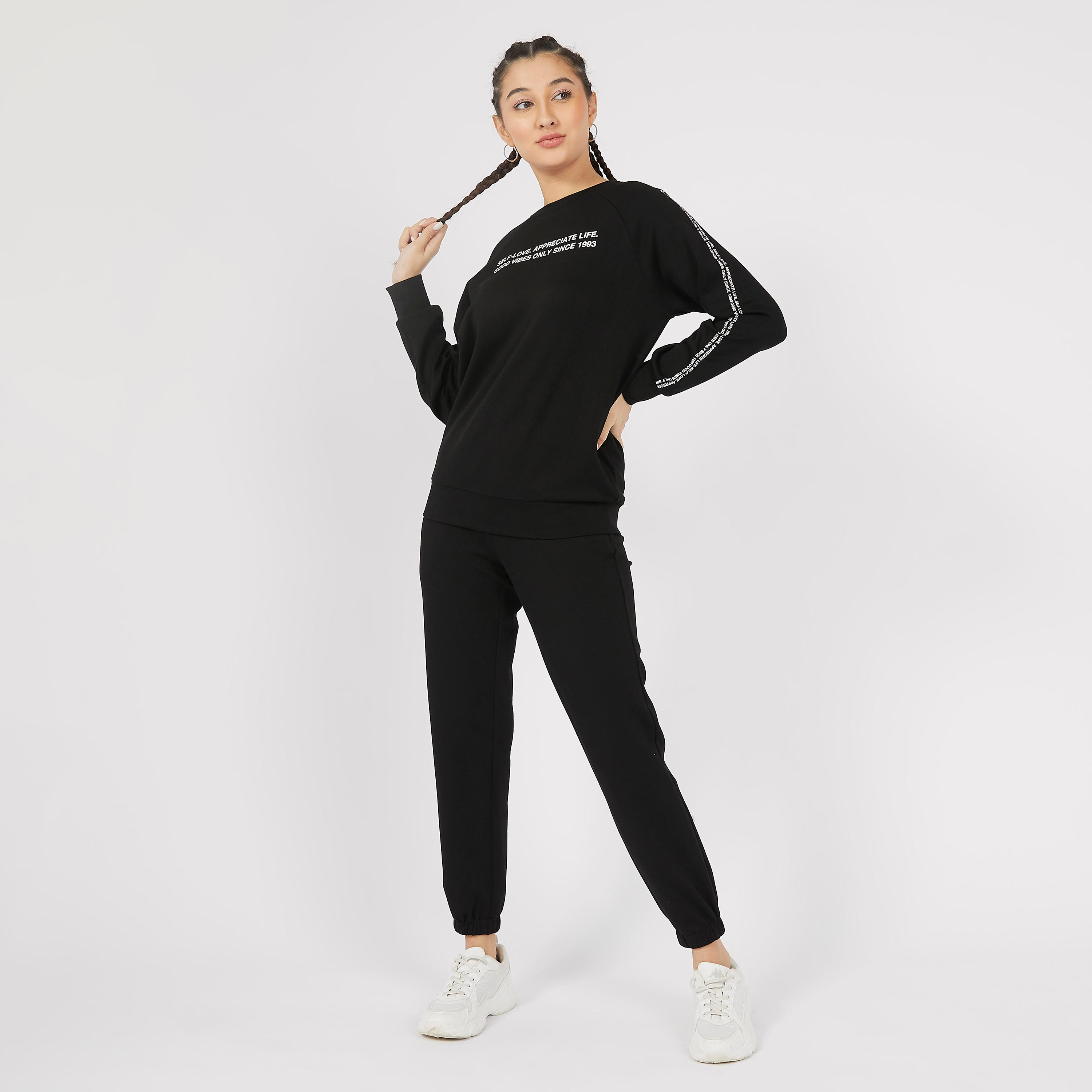 سويت شيرت بياقة ضيقة وأكمام طويلة وطبعات تايبوجرافيك-women-clothing-sportswearandactivewear-hoodiesandsweatshirts-image-2