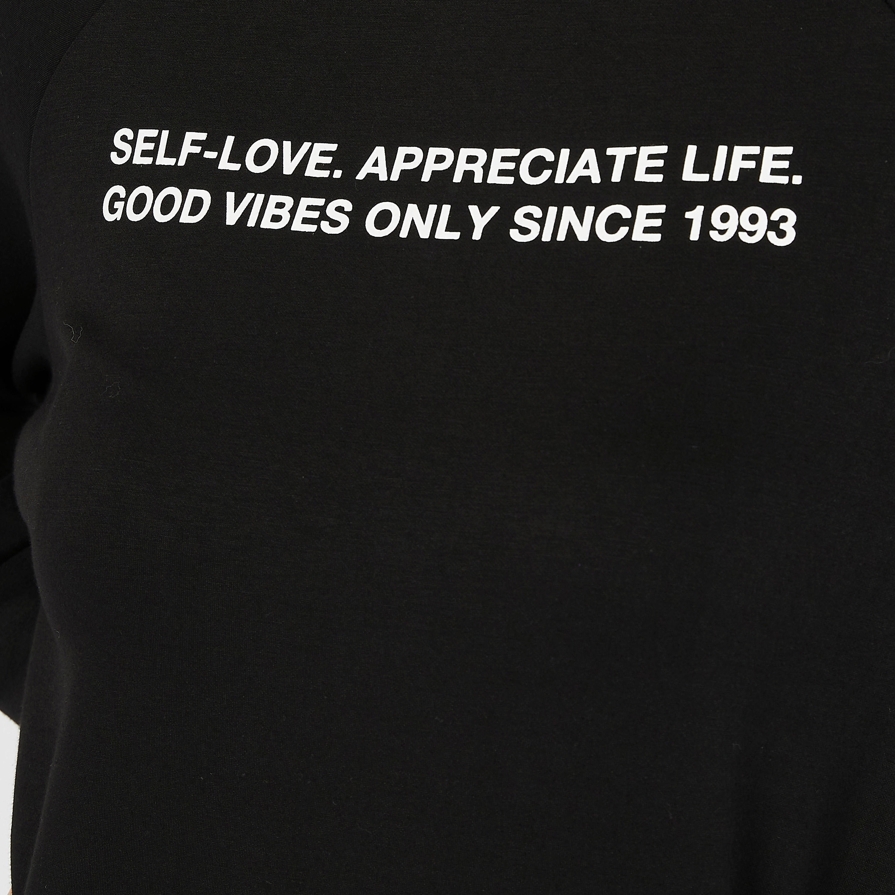 سويت شيرت بياقة ضيقة وأكمام طويلة وطبعات تايبوجرافيك-women-clothing-sportswearandactivewear-hoodiesandsweatshirts-image-3