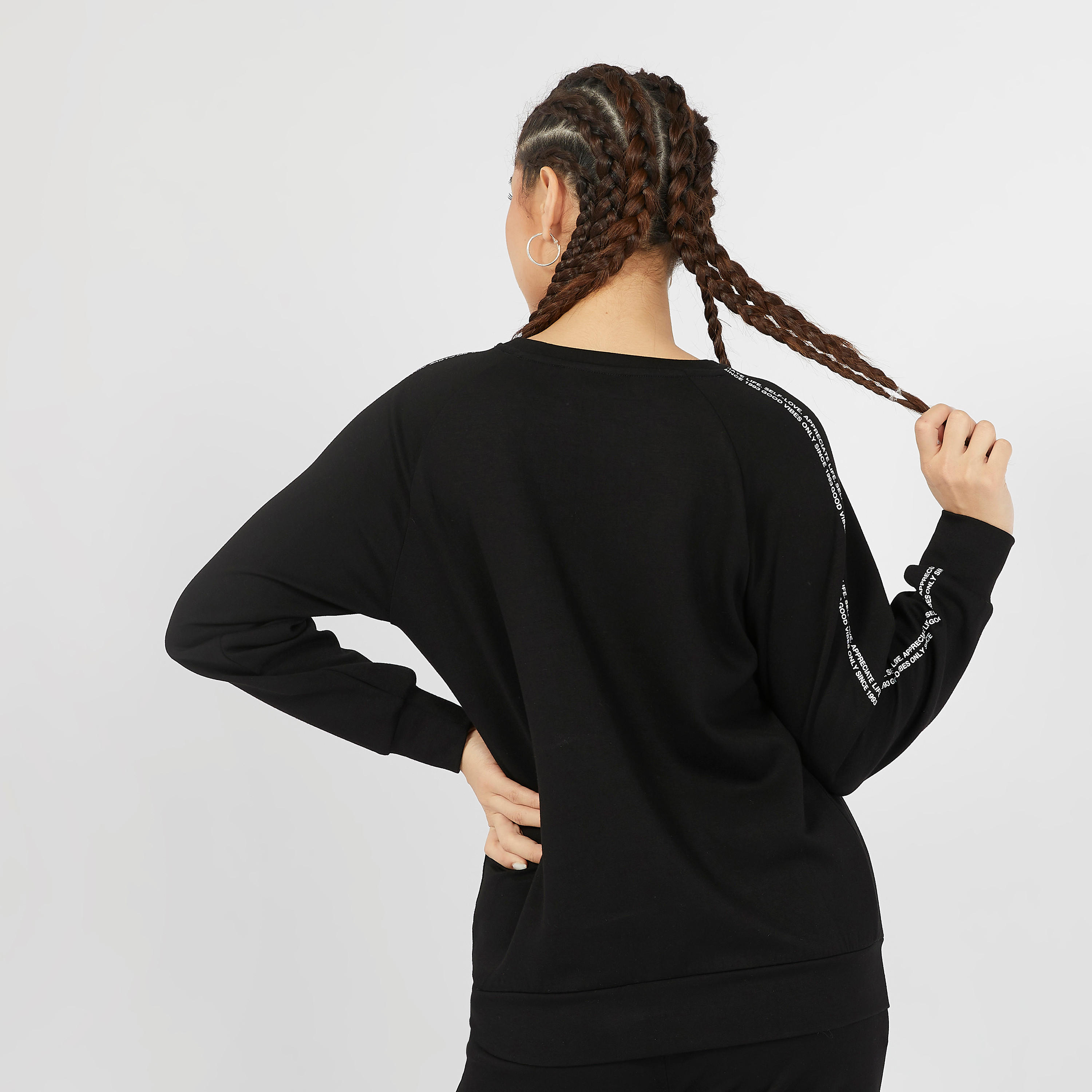 سويت شيرت بياقة ضيقة وأكمام طويلة وطبعات تايبوجرافيك-women-clothing-sportswearandactivewear-hoodiesandsweatshirts-image-4