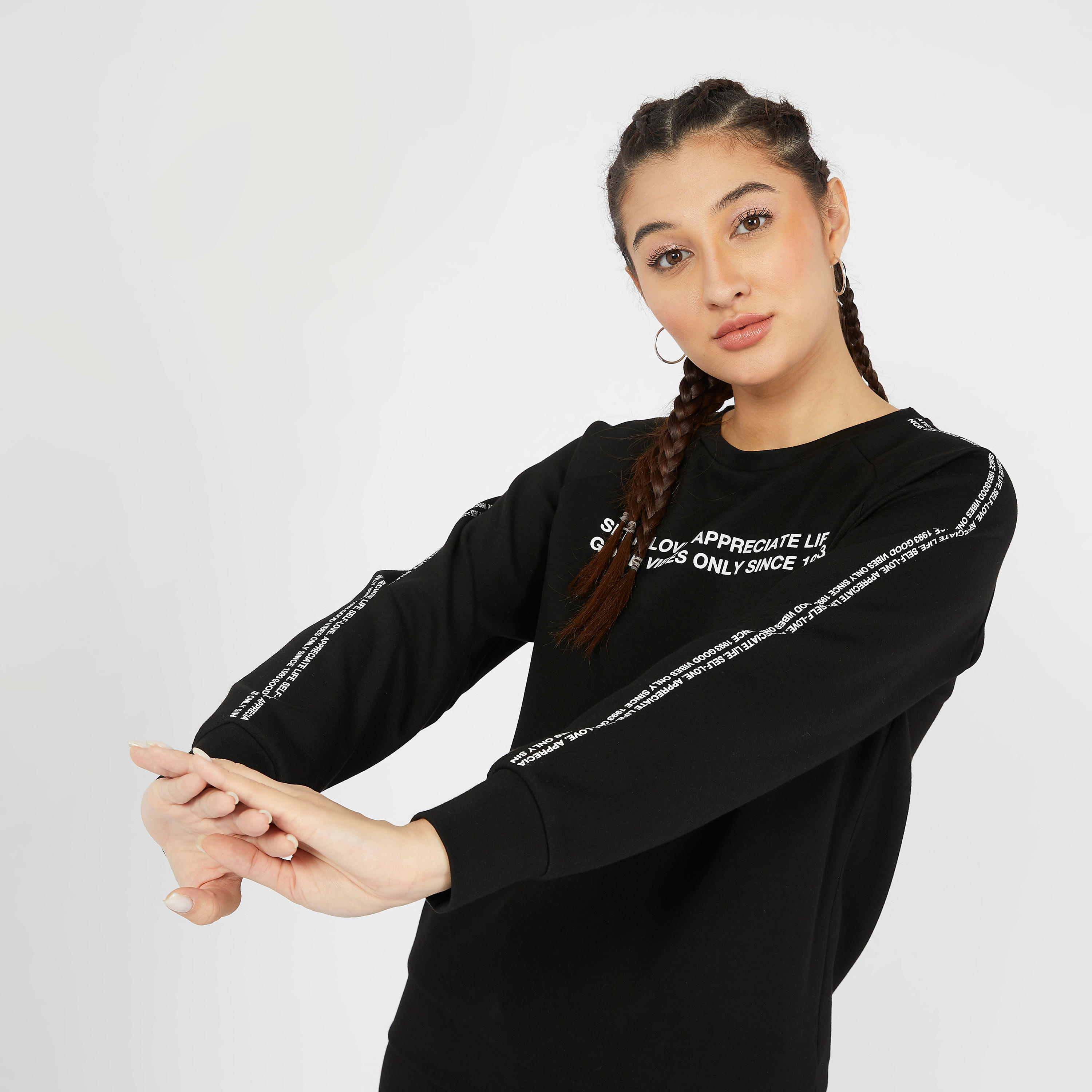 سويت شيرت بياقة ضيقة وأكمام طويلة وطبعات تايبوجرافيك-women-clothing-sportswearandactivewear-hoodiesandsweatshirts-image-5