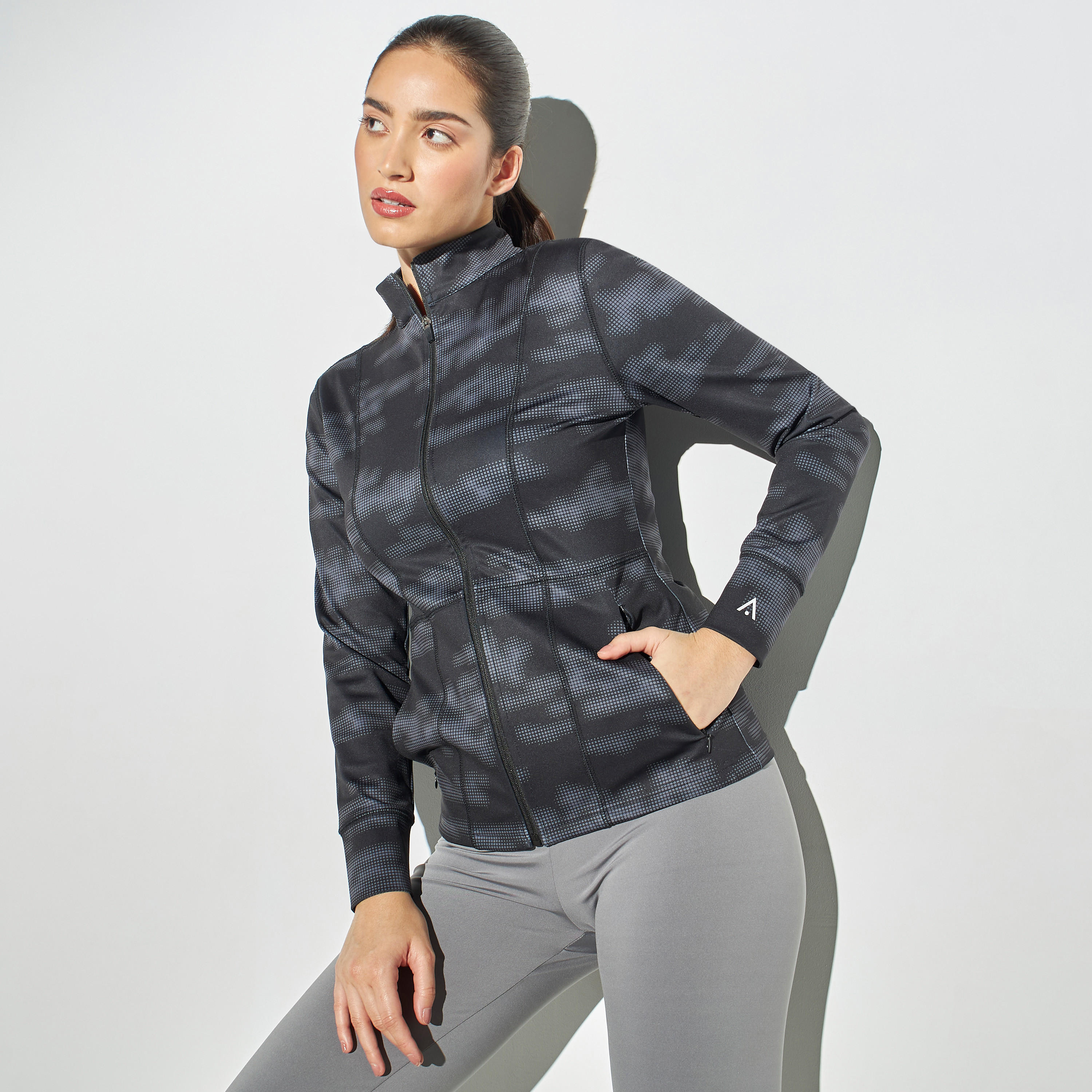 جاكيت بياقة عالية وجيوب وطبعات-women-clothing-sportswearandactivewear-coatsandjackets-jackets-image-1