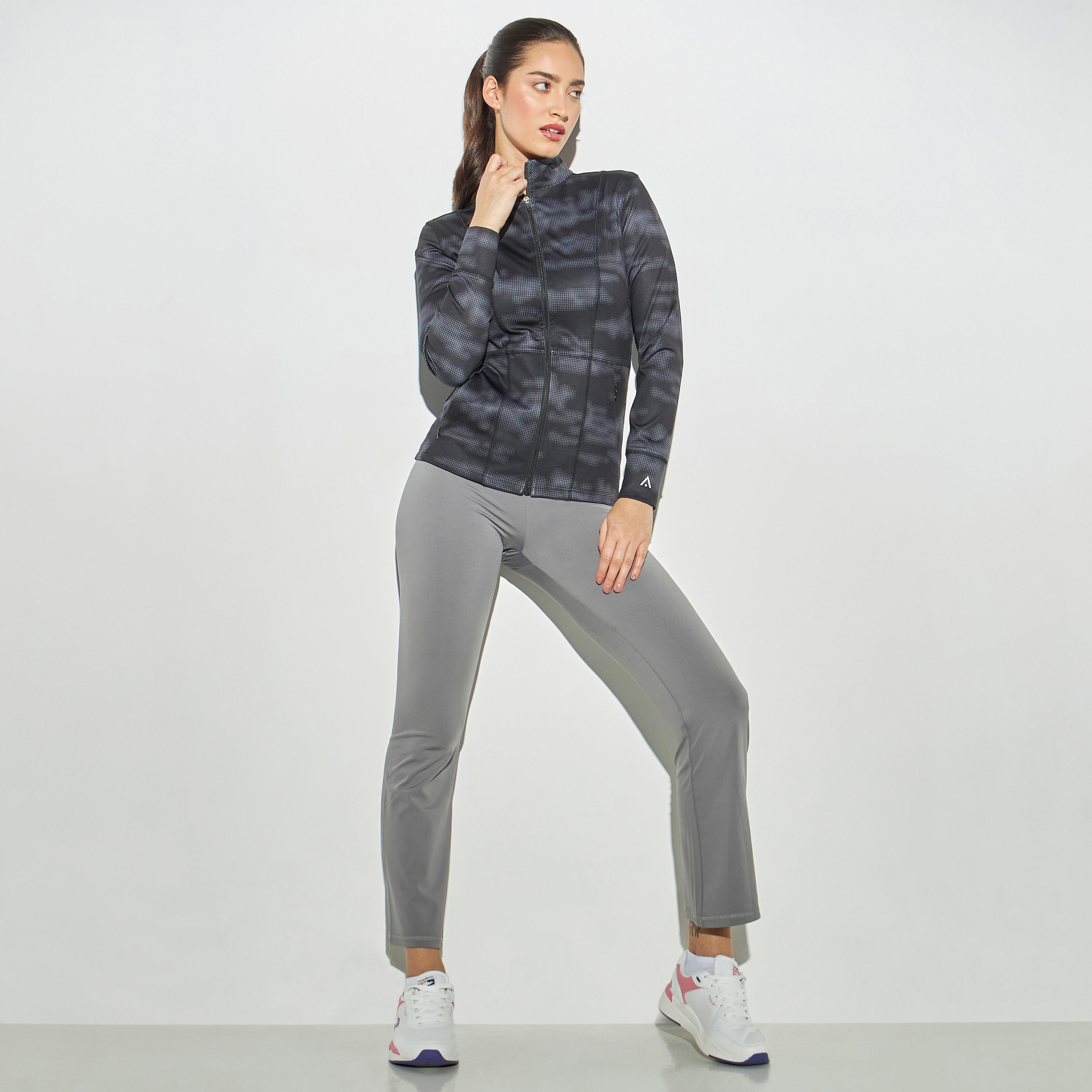 جاكيت بياقة عالية وجيوب وطبعات-women-clothing-sportswearandactivewear-coatsandjackets-jackets-image-2
