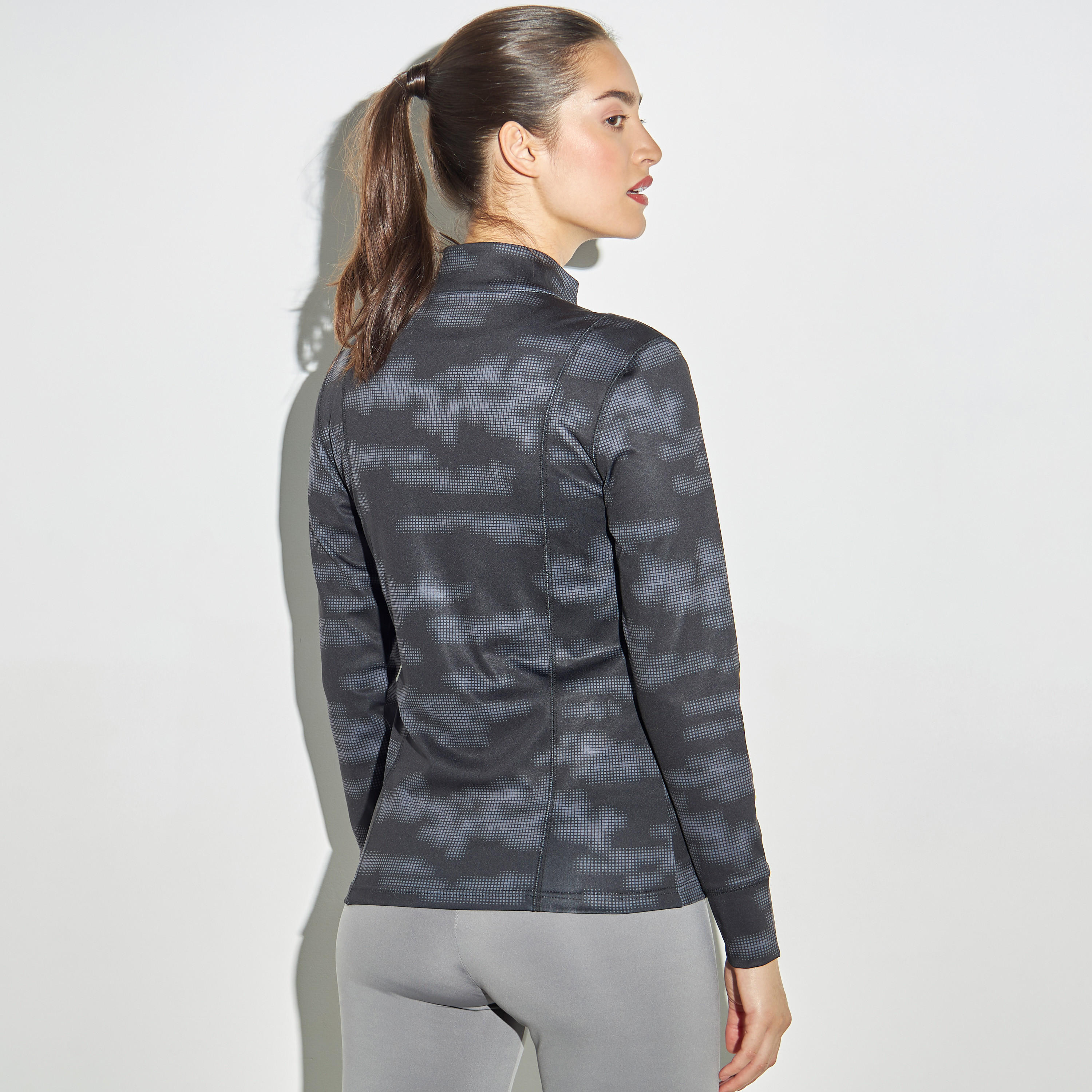 جاكيت بياقة عالية وجيوب وطبعات-women-clothing-sportswearandactivewear-coatsandjackets-jackets-image-3