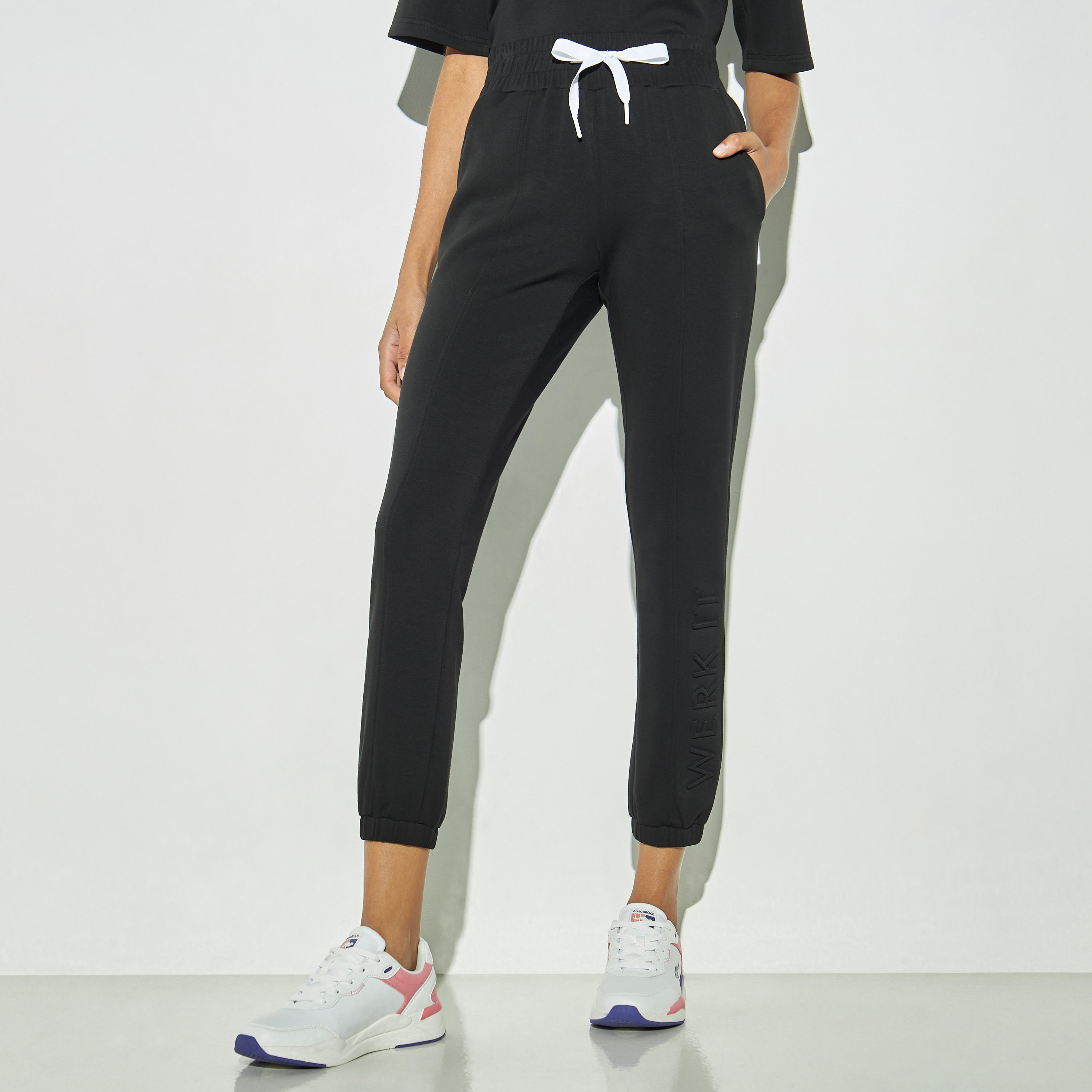 بنطلون رياضي منقوش برباط إغلاق وجيوب-women-clothing-bottoms-joggers-image-1
