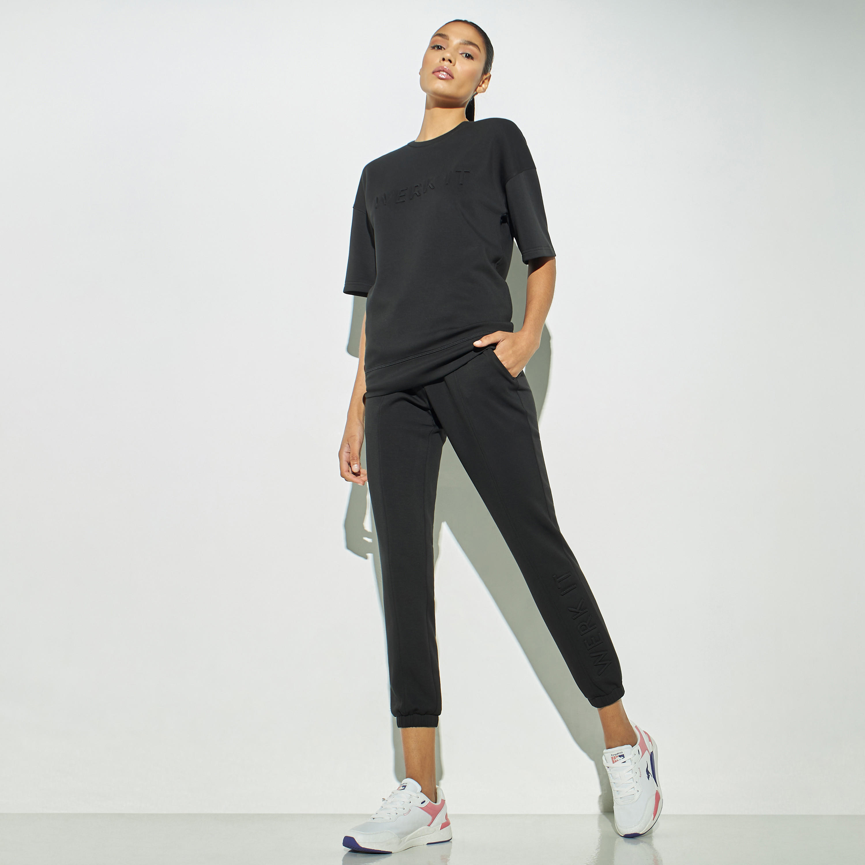 بنطلون رياضي منقوش برباط إغلاق وجيوب-women-clothing-bottoms-joggers-image-2