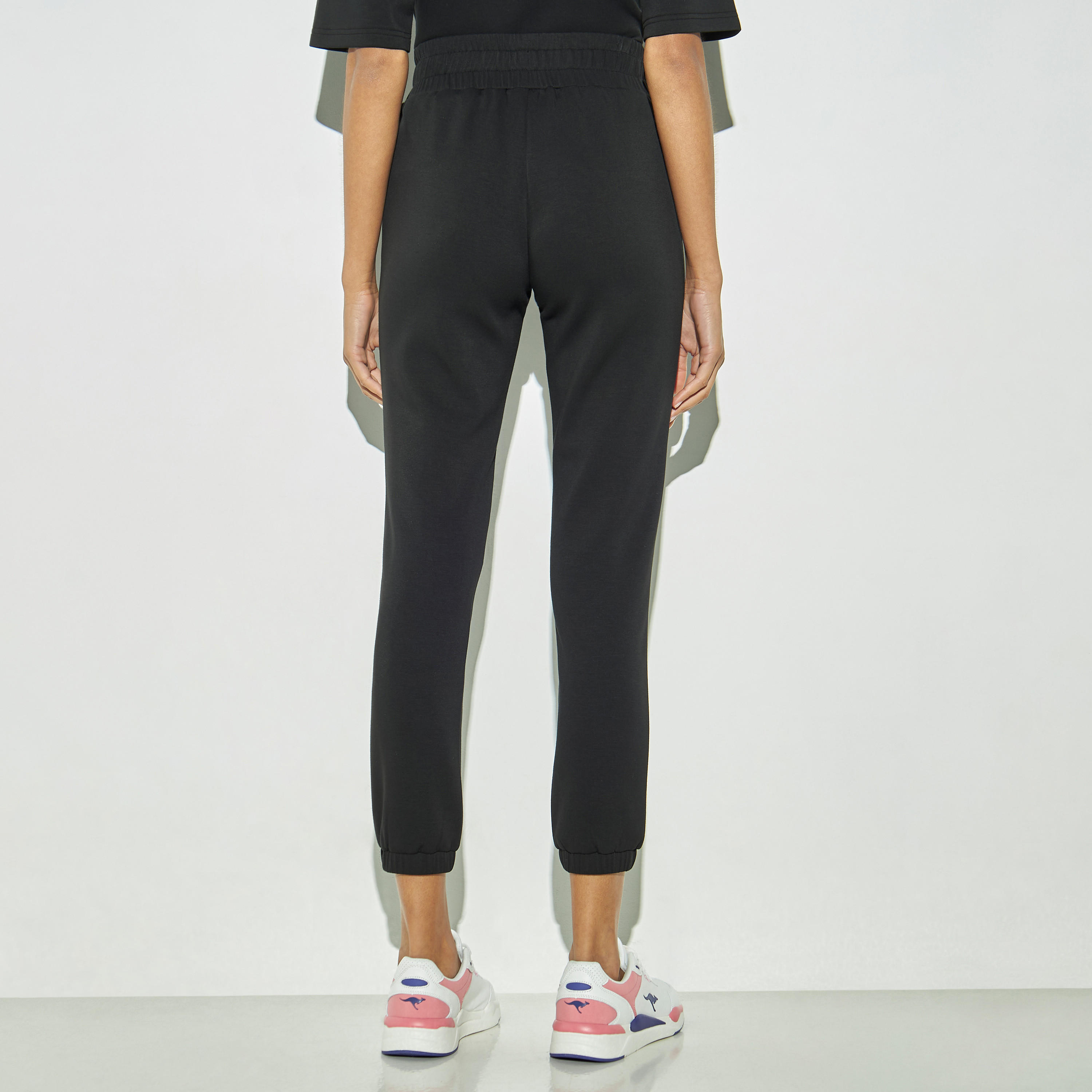 بنطلون رياضي منقوش برباط إغلاق وجيوب-women-clothing-bottoms-joggers-image-3