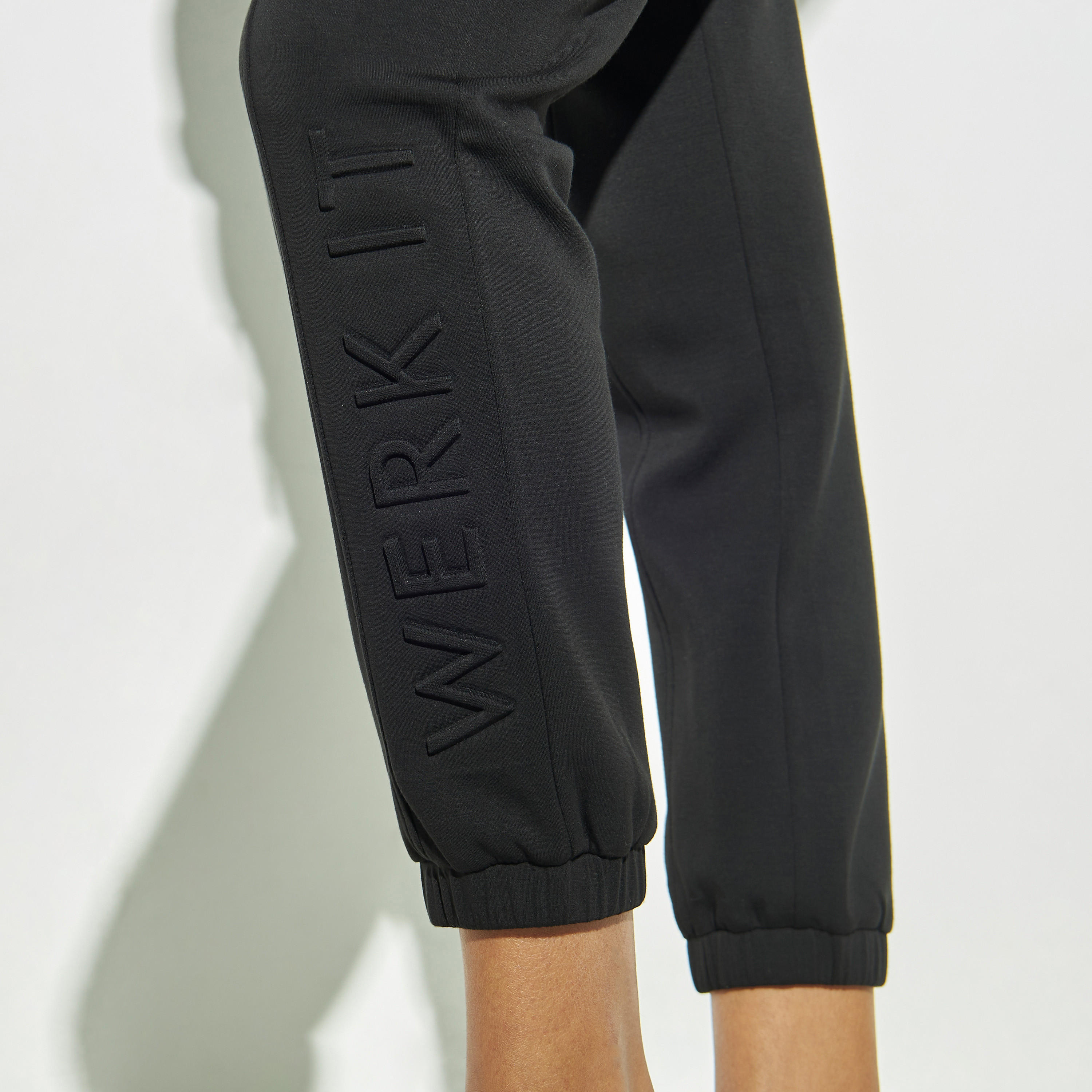 بنطلون رياضي منقوش برباط إغلاق وجيوب-women-clothing-bottoms-joggers-image-5