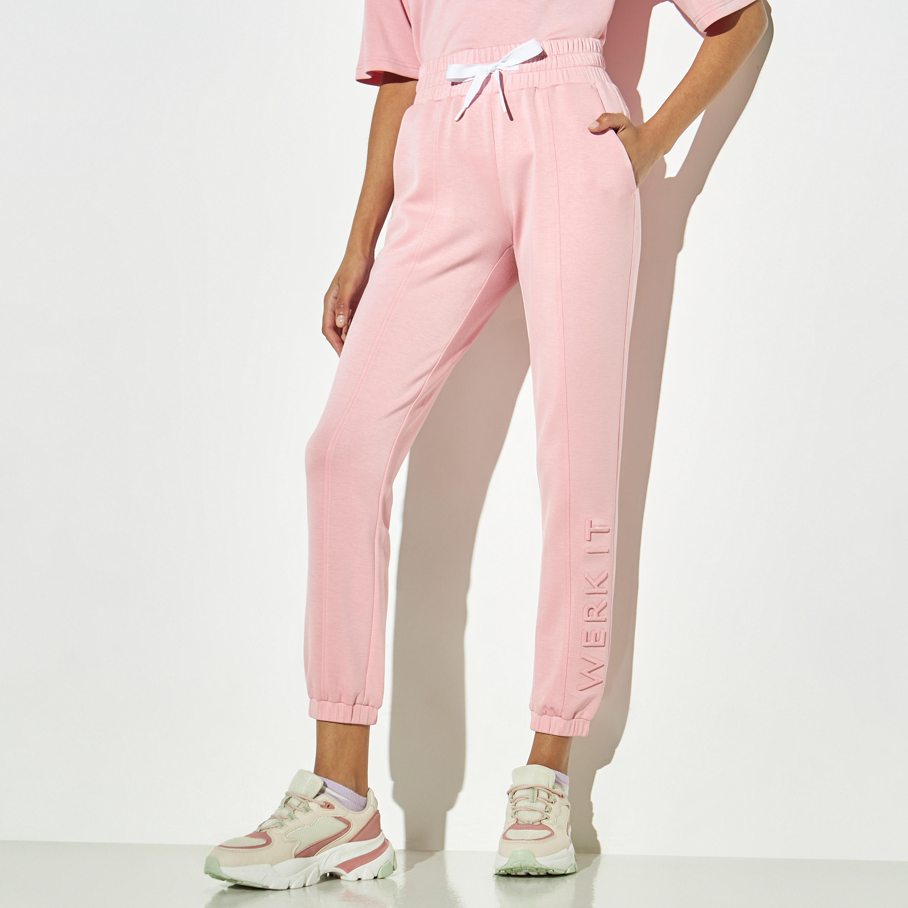 بنطلون رياضي منقوش برباط إغلاق وجيوب-women-clothing-bottoms-joggers-image-1