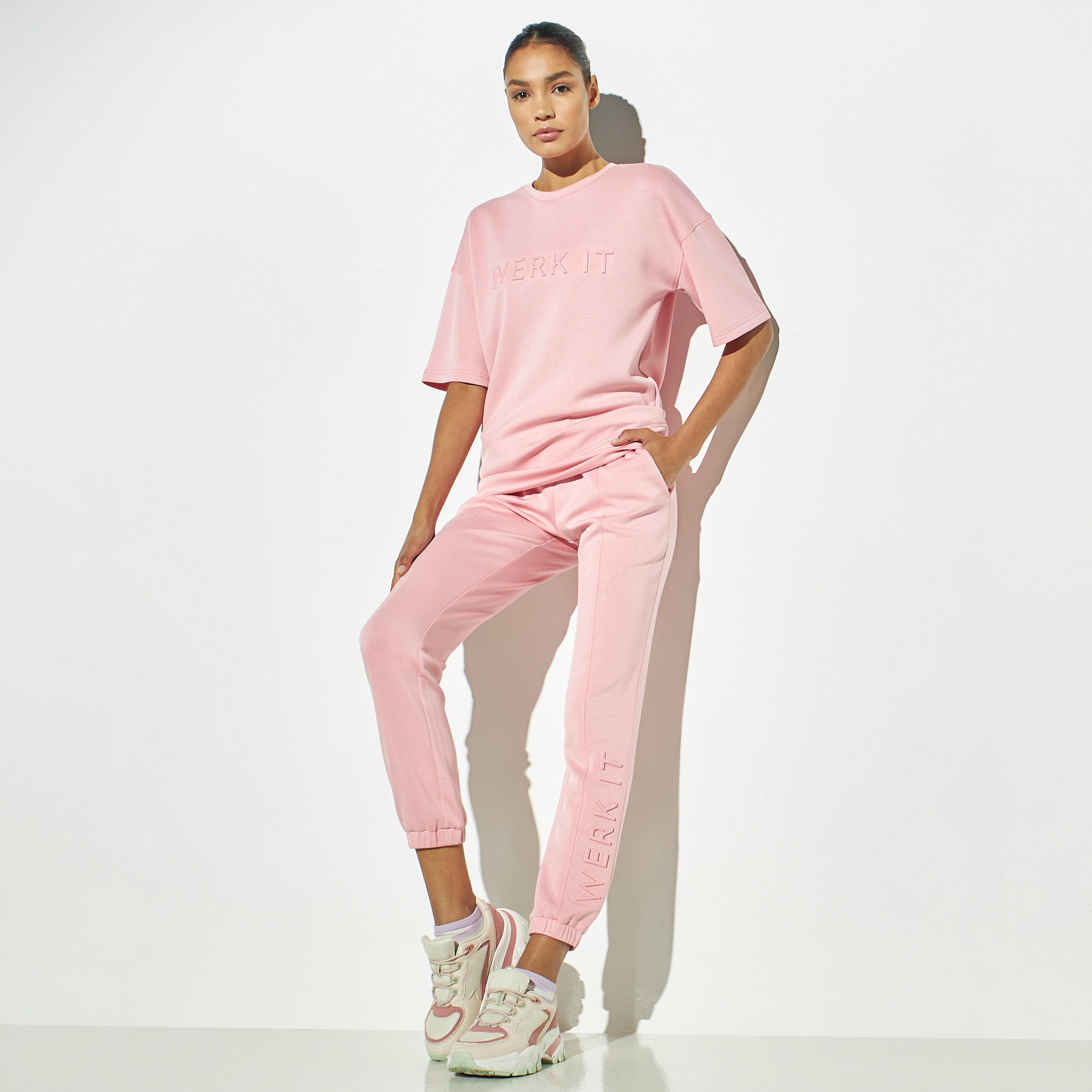 بنطلون رياضي منقوش برباط إغلاق وجيوب-women-clothing-bottoms-joggers-image-2