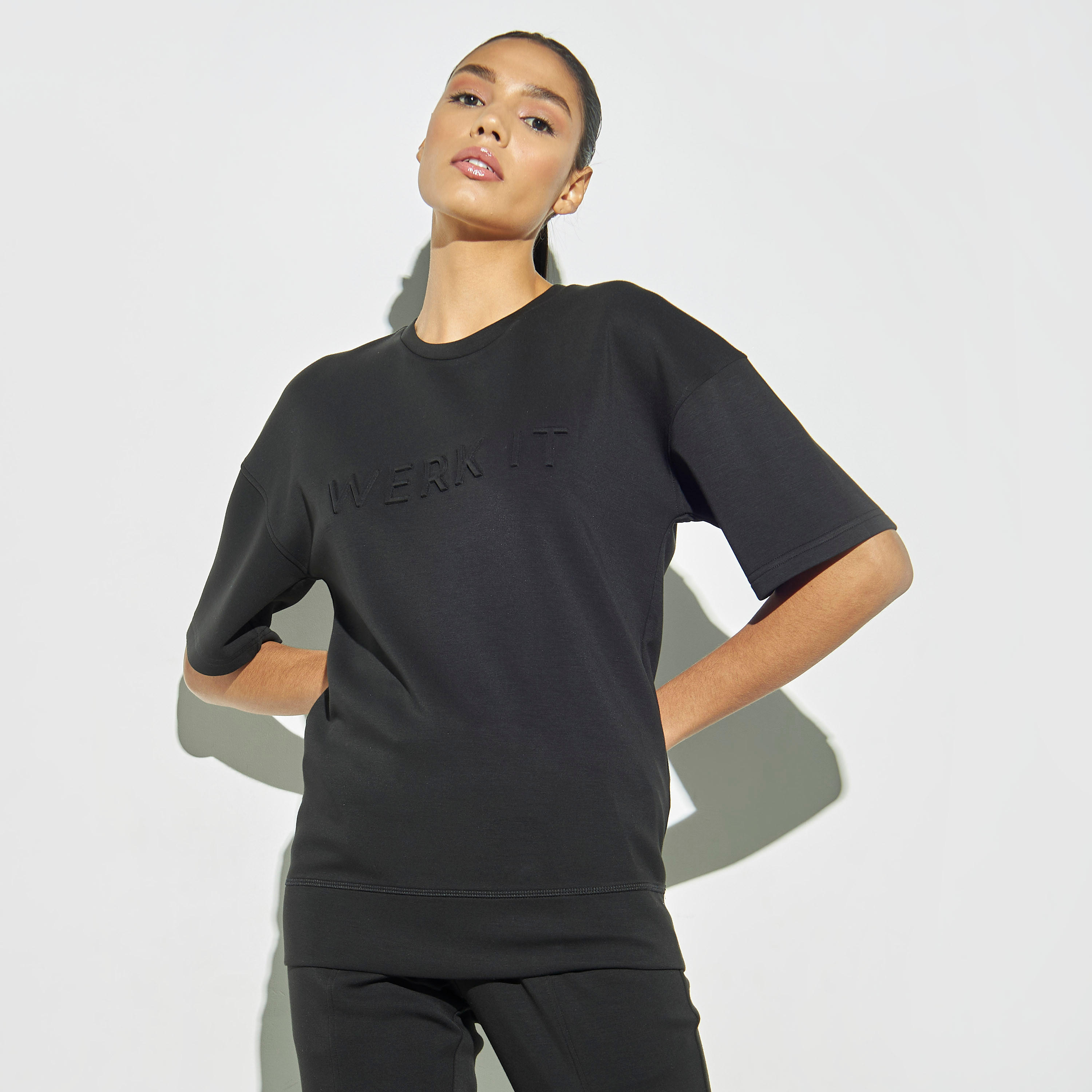 سويت شيرت منقوش بأكمام قصيرة-women-clothing-sportswearandactivewear-hoodiesandsweatshirts-image-1
