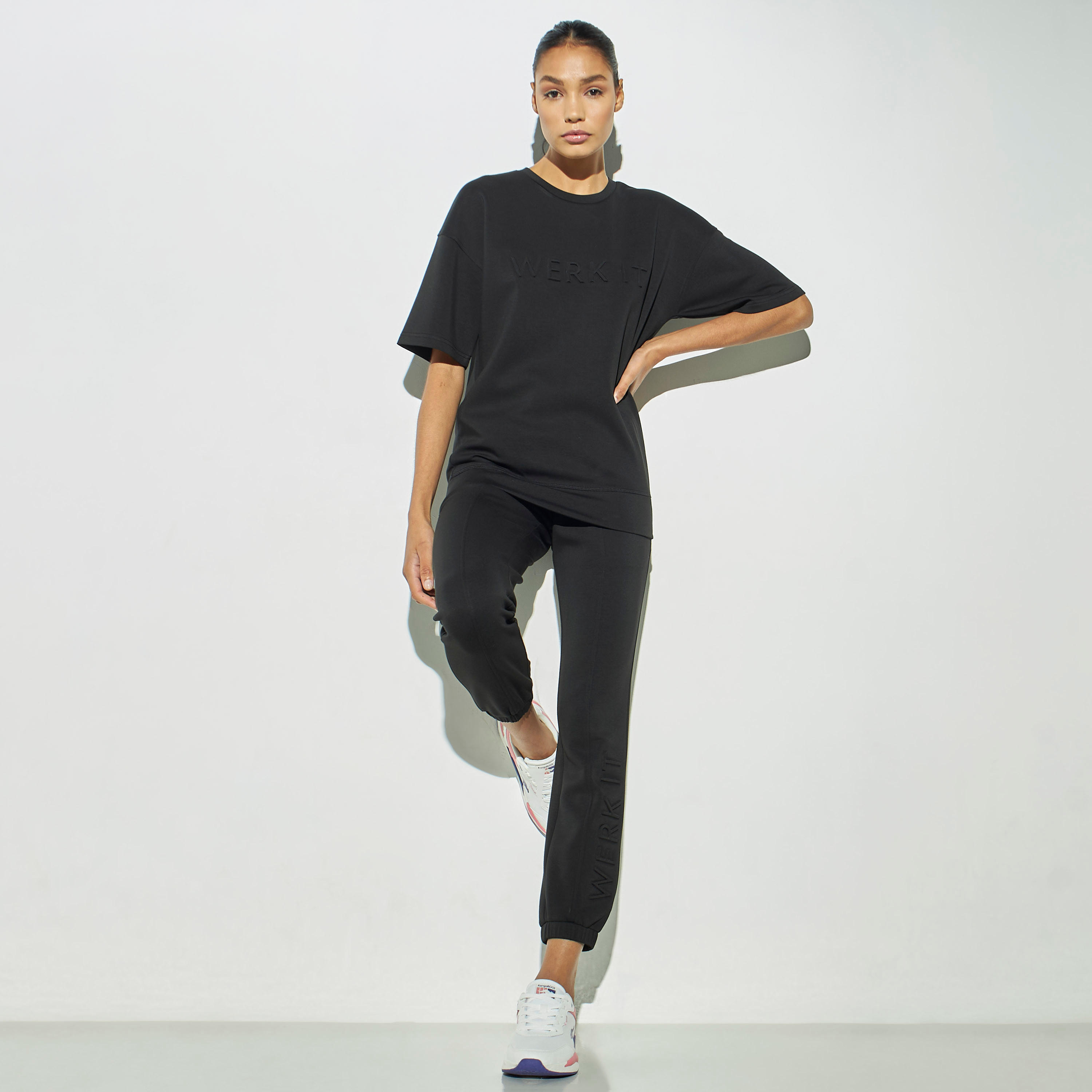 سويت شيرت منقوش بأكمام قصيرة-women-clothing-sportswearandactivewear-hoodiesandsweatshirts-image-2
