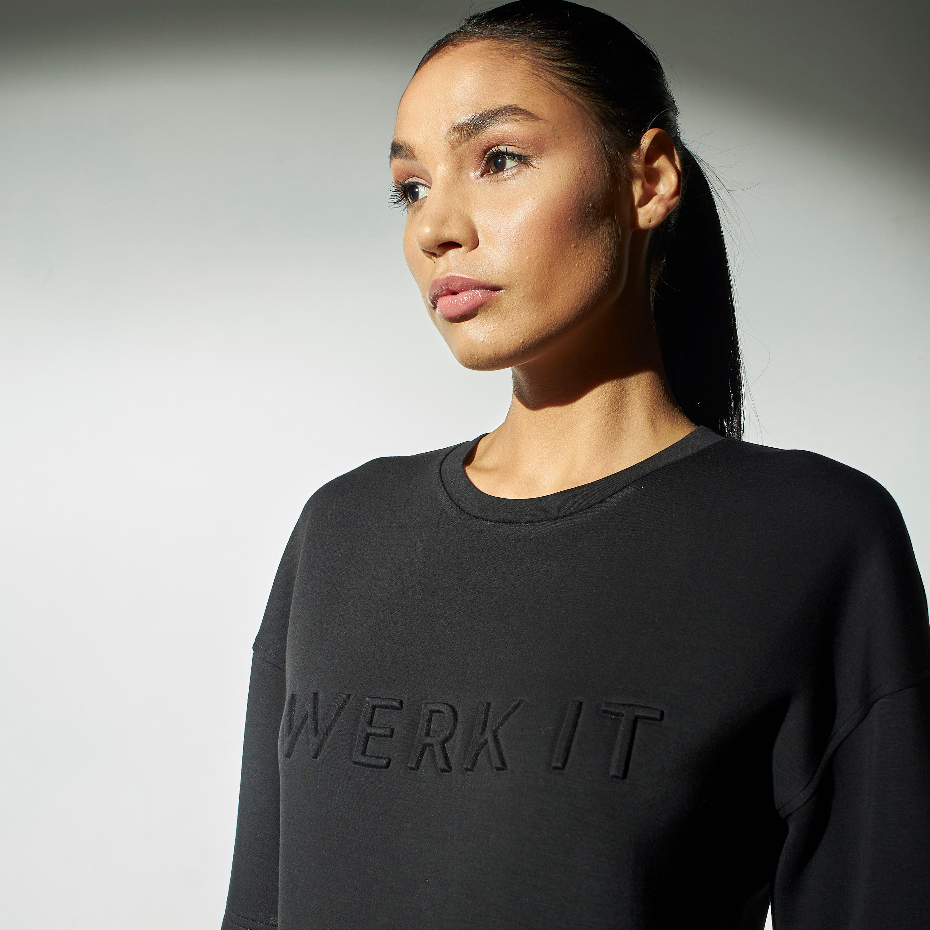 سويت شيرت منقوش بأكمام قصيرة-women-clothing-sportswearandactivewear-hoodiesandsweatshirts-image-4