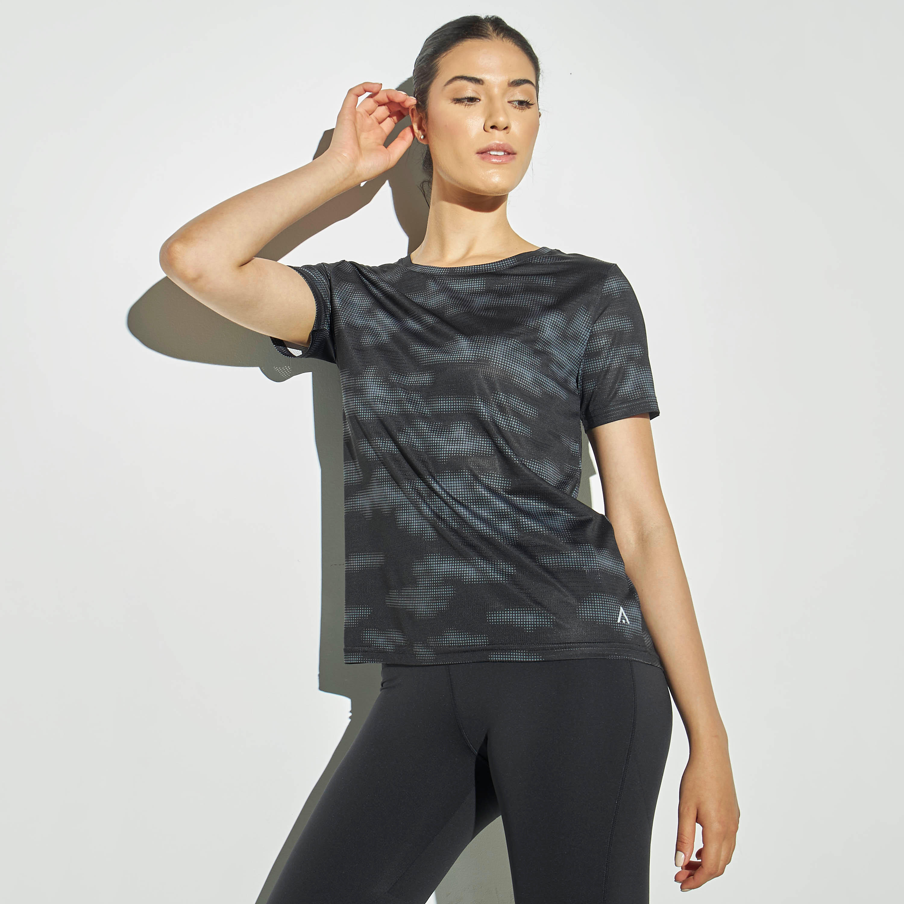 تيشيرت شبكي بارز الملمس بياقة مستديرة وأكمام قصيرة-women-clothing-sportswearandactivewear-tshirtsandvests-image-1