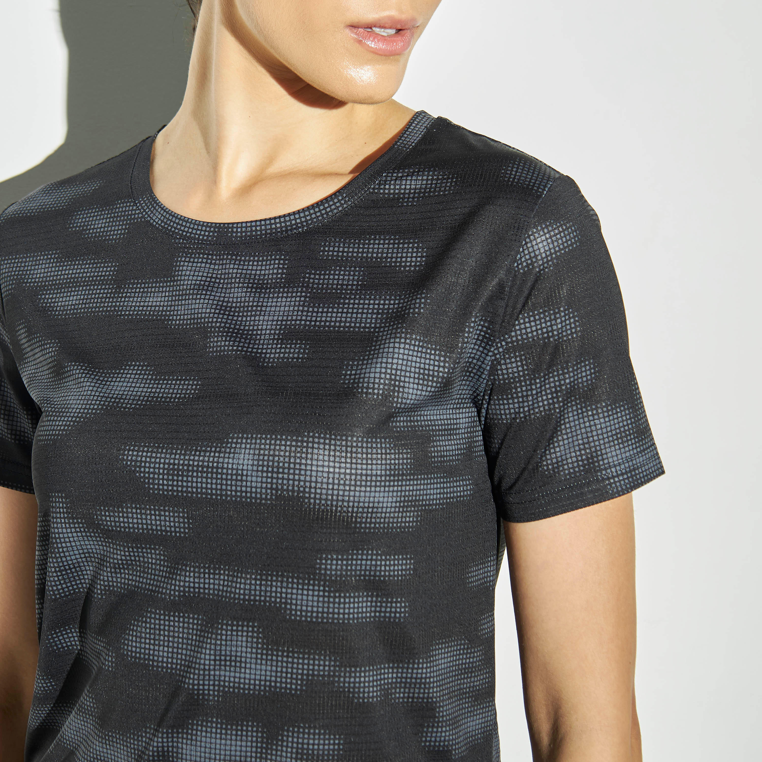 تيشيرت شبكي بارز الملمس بياقة مستديرة وأكمام قصيرة-women-clothing-sportswearandactivewear-tshirtsandvests-image-3