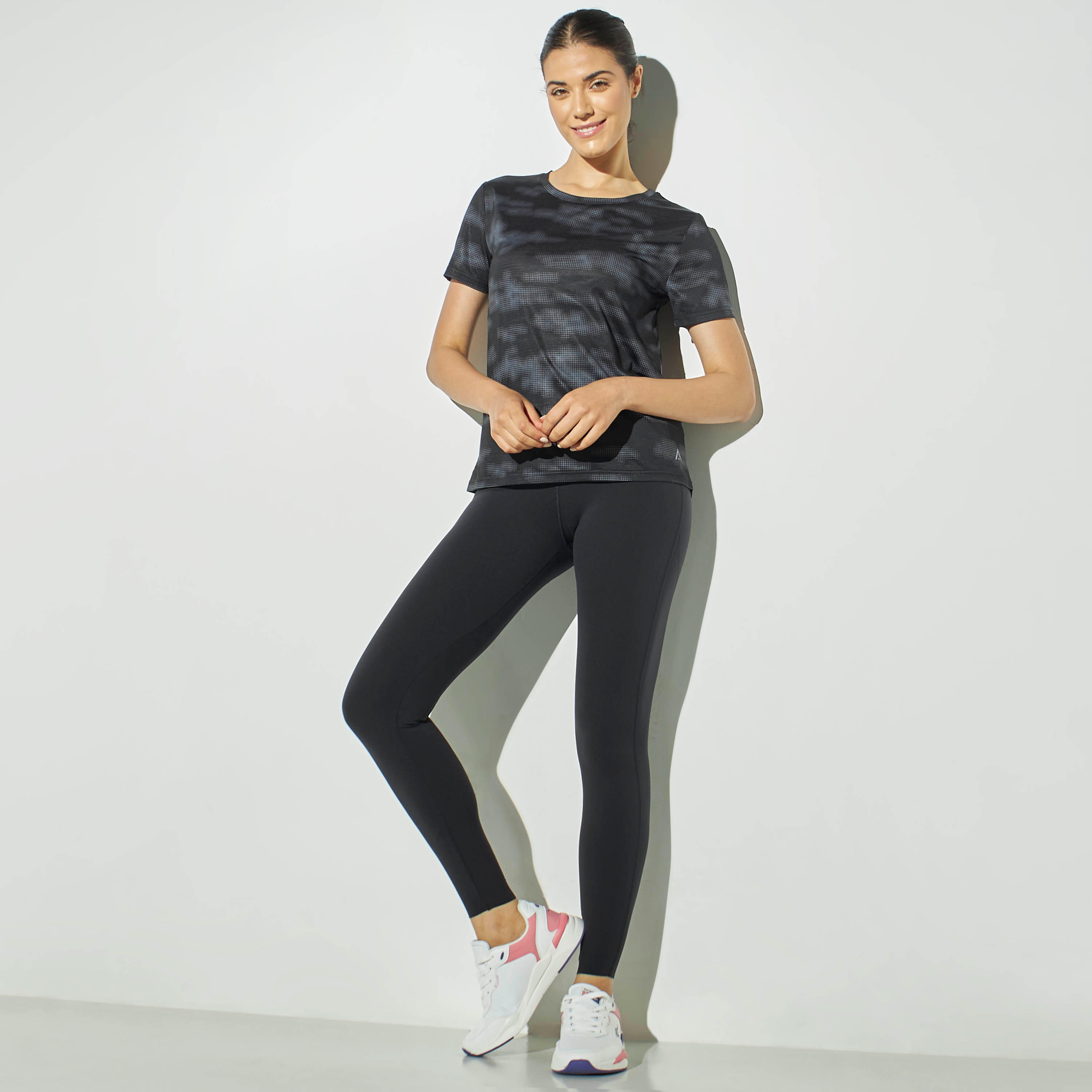 تيشيرت شبكي بارز الملمس بياقة مستديرة وأكمام قصيرة-women-clothing-sportswearandactivewear-tshirtsandvests-image-5