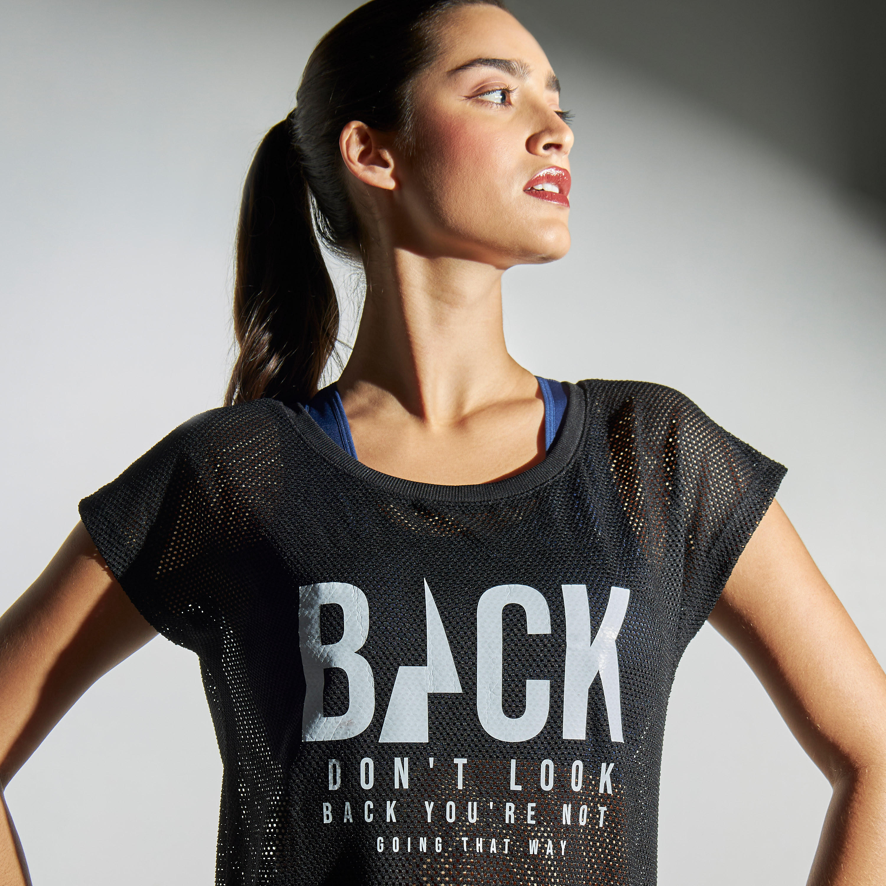 تيشيرت مزين بطبعات-women-clothing-sportswearandactivewear-tshirtsandvests-image-4
