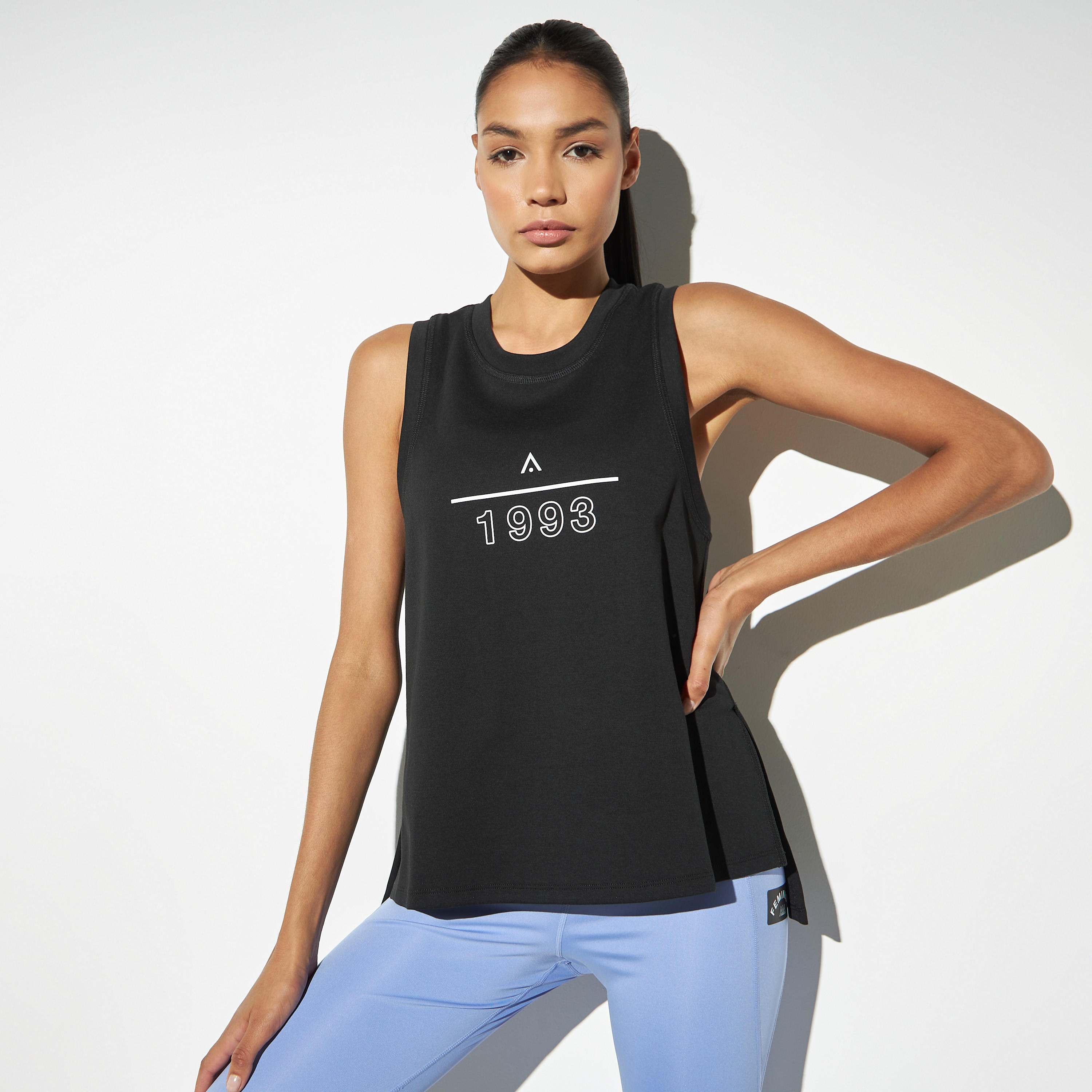 تيشيرت دون أكمام بياقة مستديرة وطبعات-women-clothing-sportswearandactivewear-tshirtsandvests-image-1