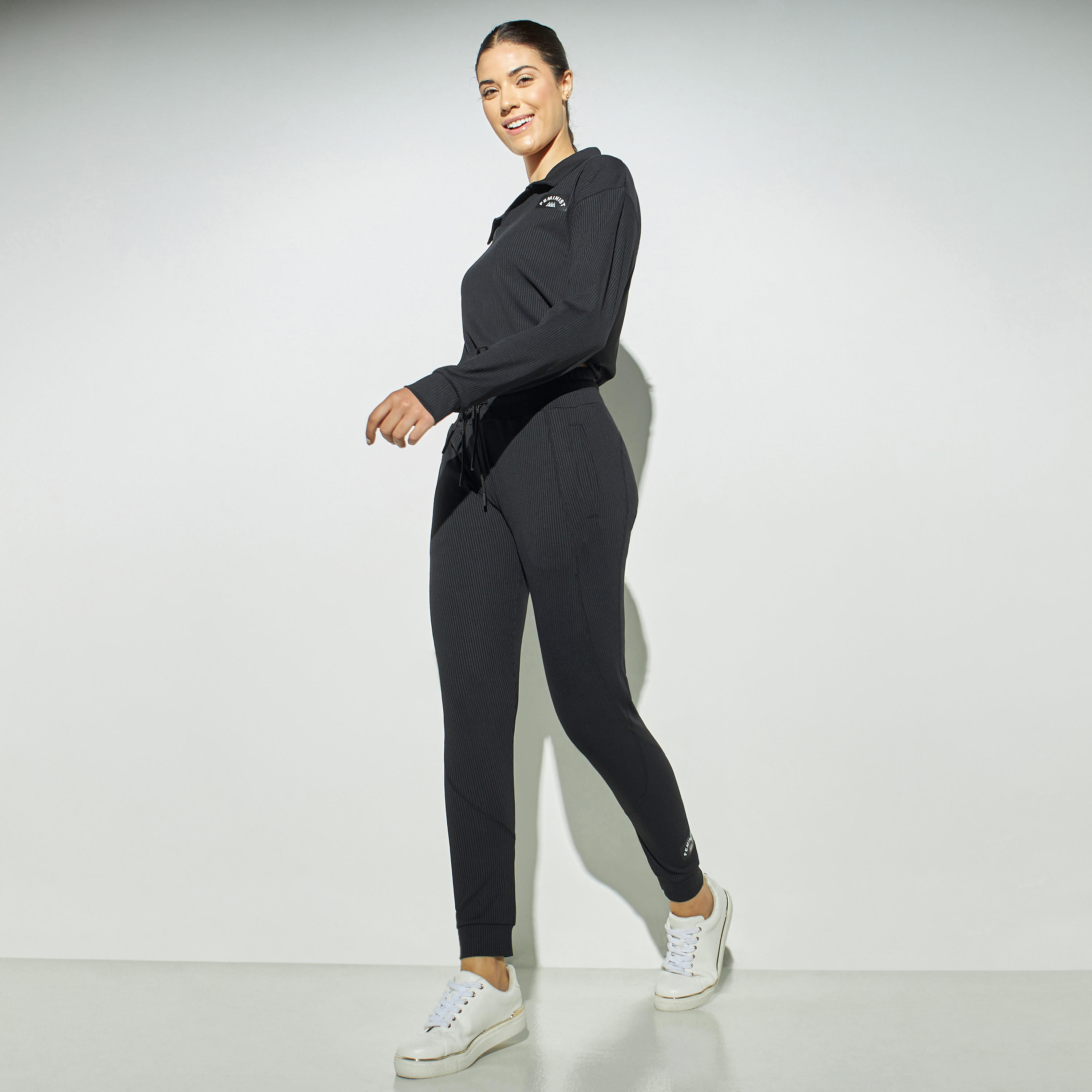 بنطلون رياضي مضلّع برباط إغلاق وجيوب-women-clothing-bottoms-joggers-image-2