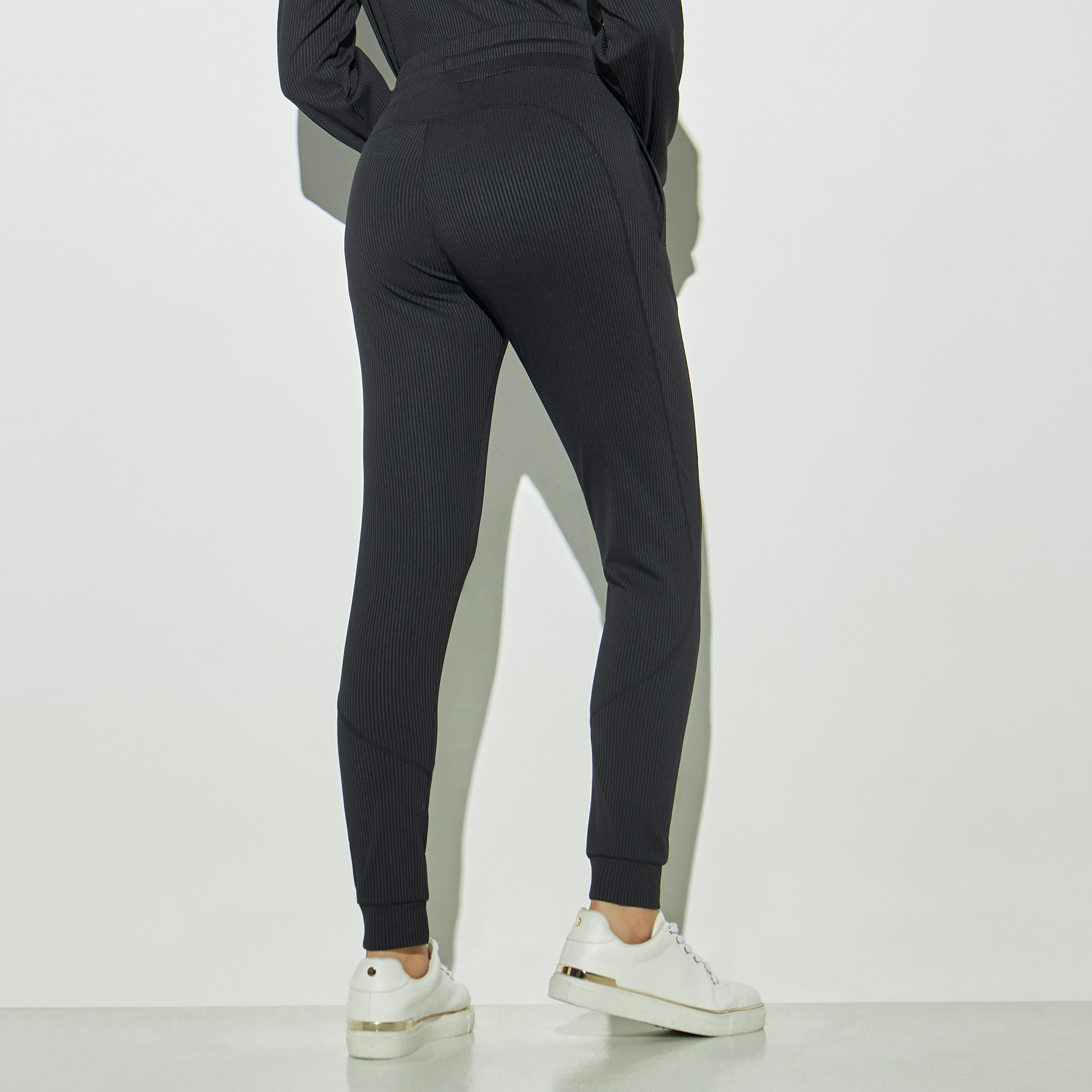 بنطلون رياضي مضلّع برباط إغلاق وجيوب-women-clothing-bottoms-joggers-image-3
