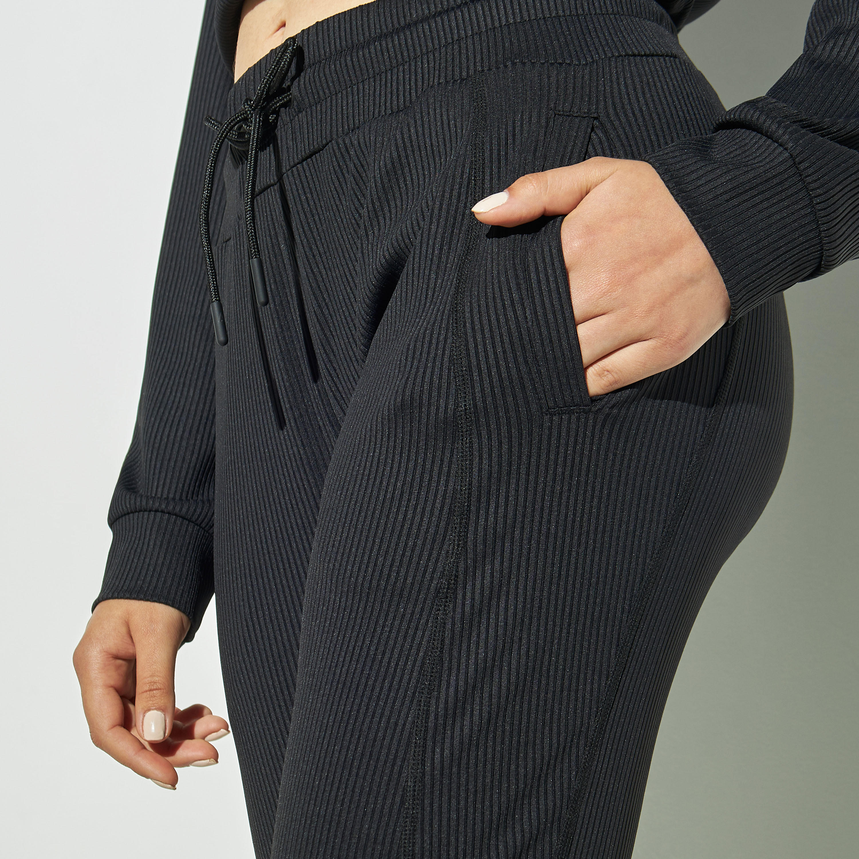 بنطلون رياضي مضلّع برباط إغلاق وجيوب-women-clothing-bottoms-joggers-image-4