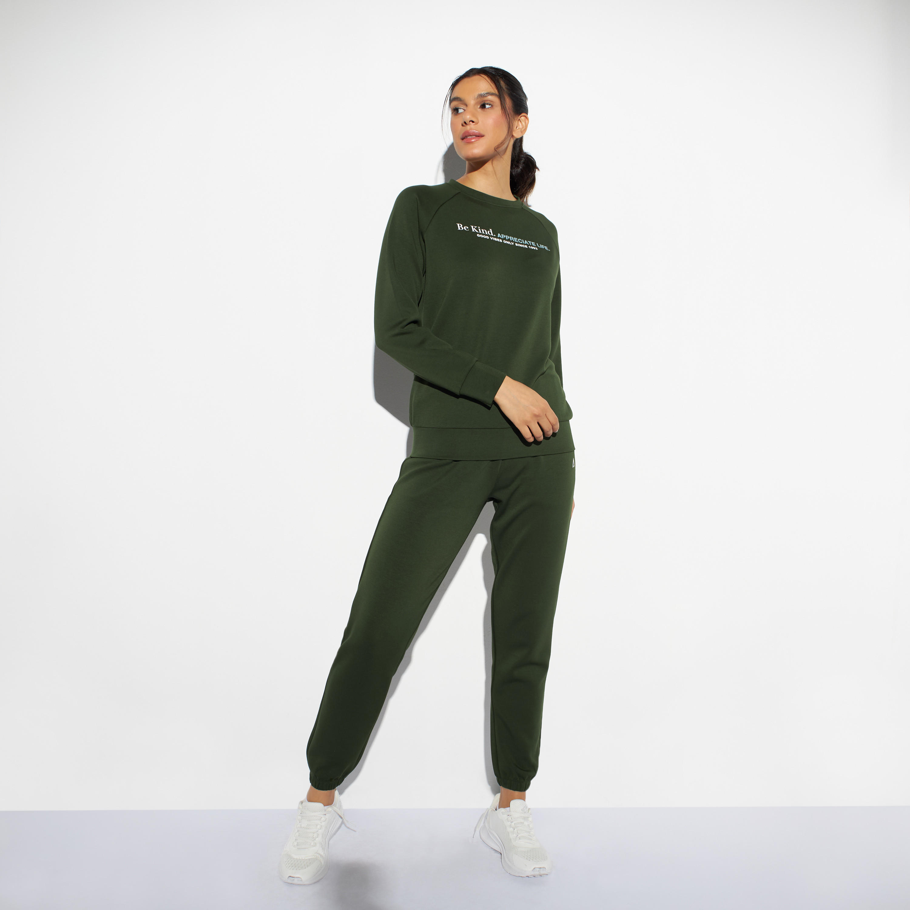 بنطلون رياضي سادة بجيوب ورباط إغلاق-women-clothing-bottoms-joggers-image-3