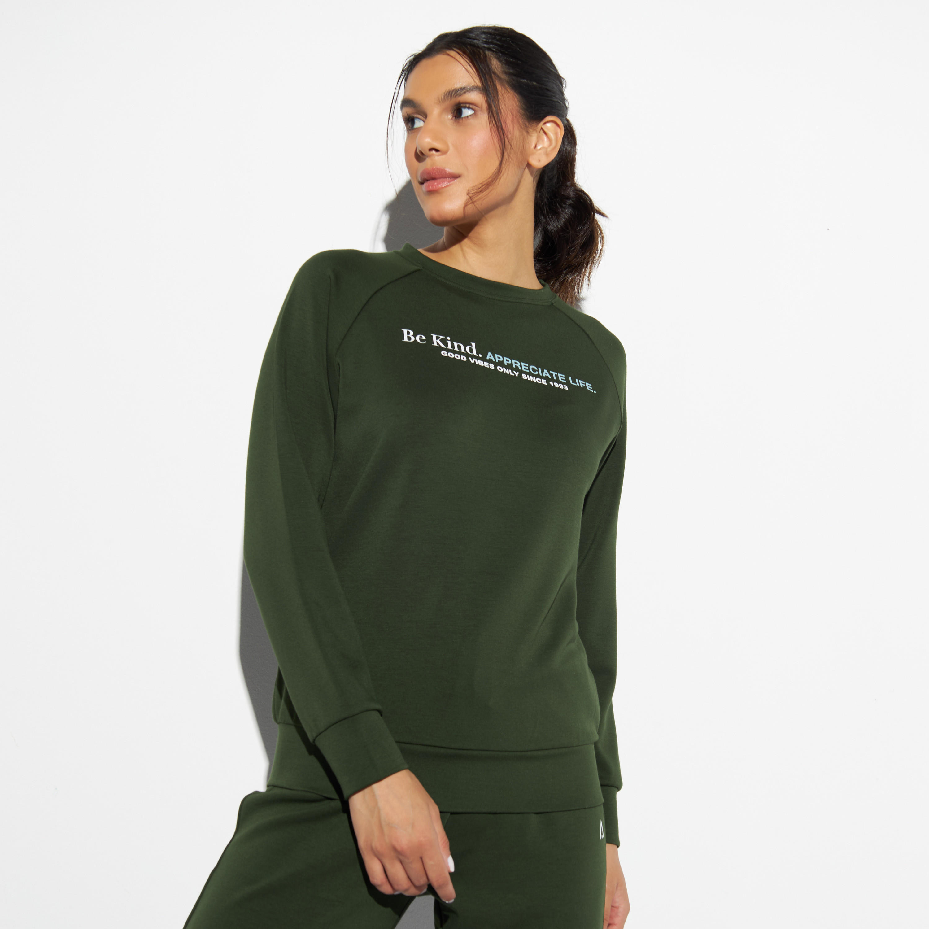 سويت شيرت بياقة ضيقة وأكمام طويلة وطبعات-women-clothing-sportswearandactivewear-hoodiesandsweatshirts-image-1