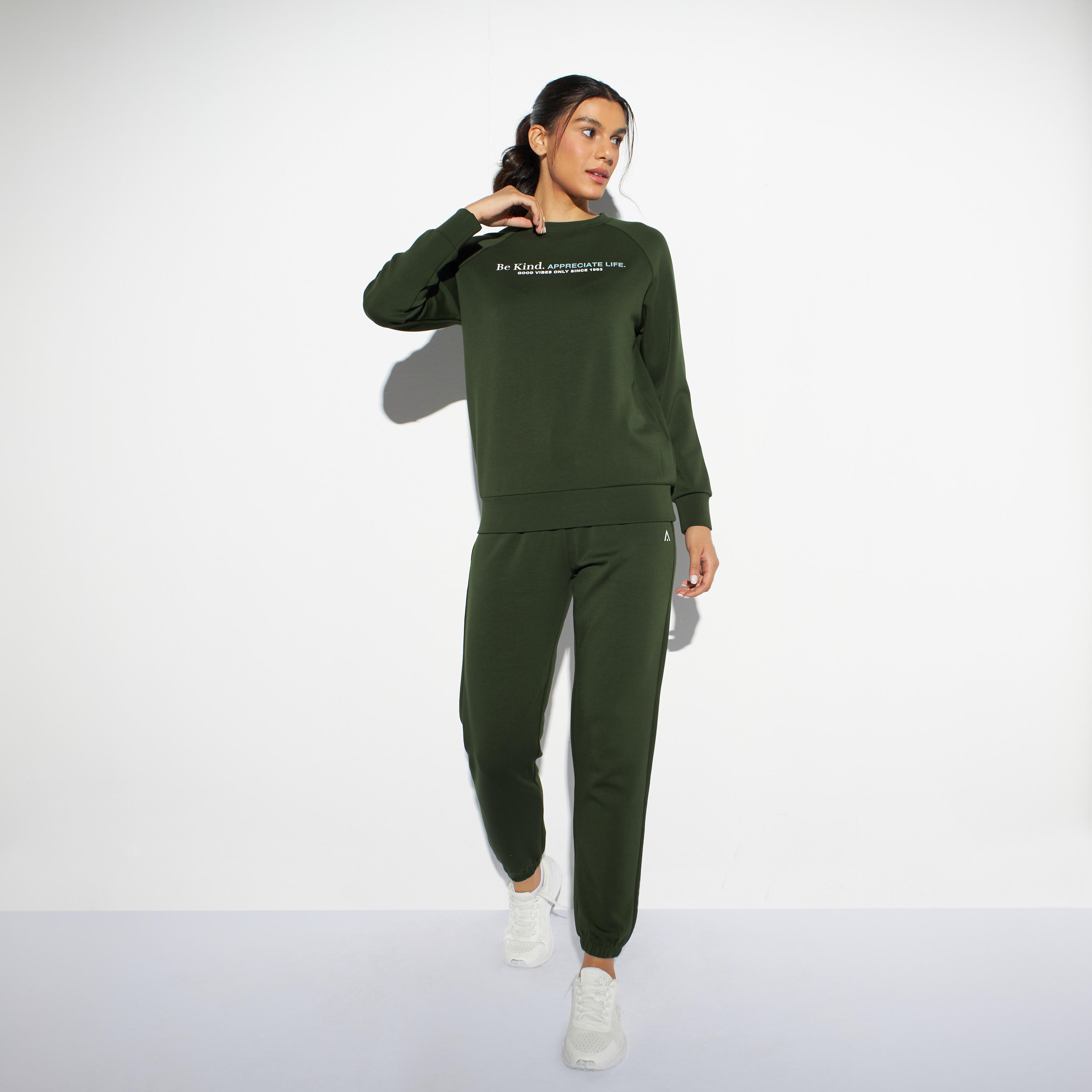 سويت شيرت بياقة ضيقة وأكمام طويلة وطبعات-women-clothing-sportswearandactivewear-hoodiesandsweatshirts-image-2