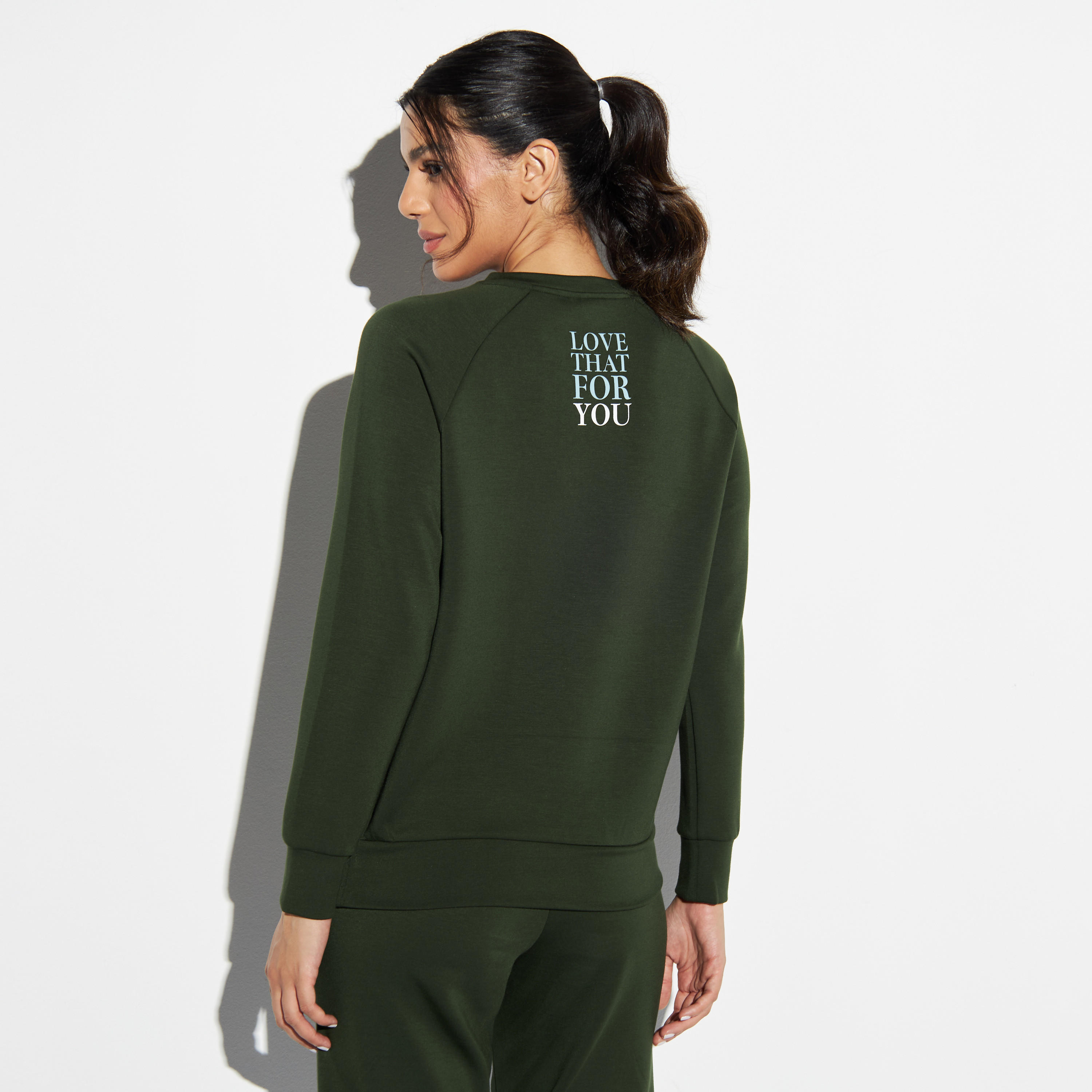 سويت شيرت بياقة ضيقة وأكمام طويلة وطبعات-women-clothing-sportswearandactivewear-hoodiesandsweatshirts-image-3