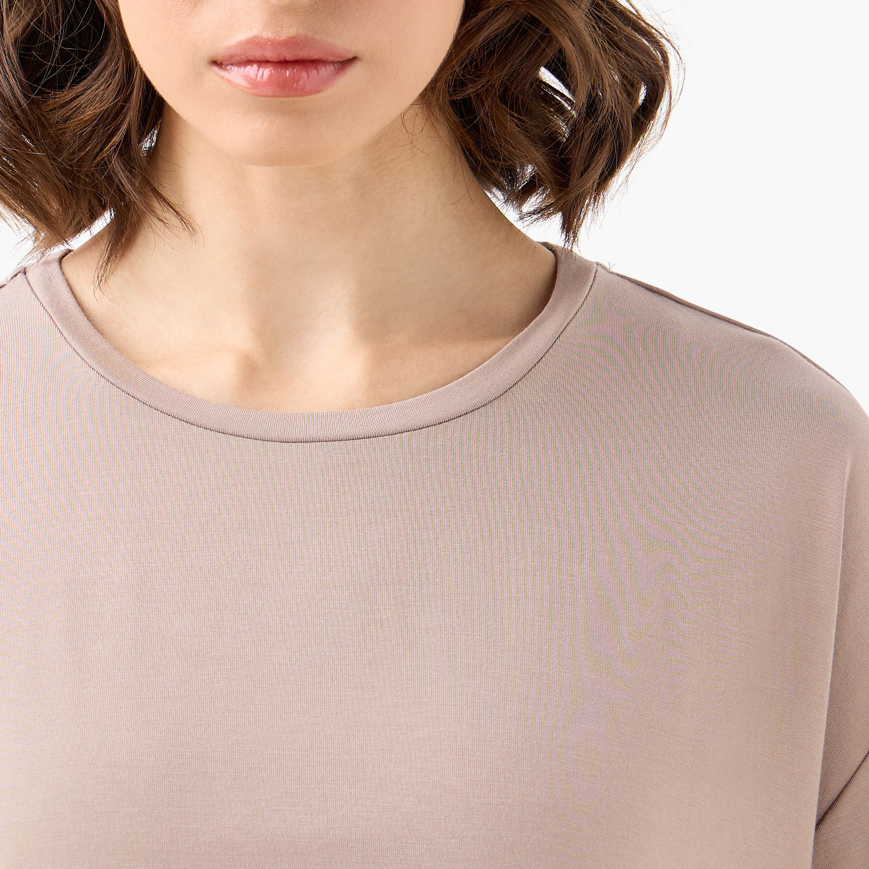 تيشيرت بأكتاف منسدلة وياقة مستديرة-women-clothing-tshirts-image-5