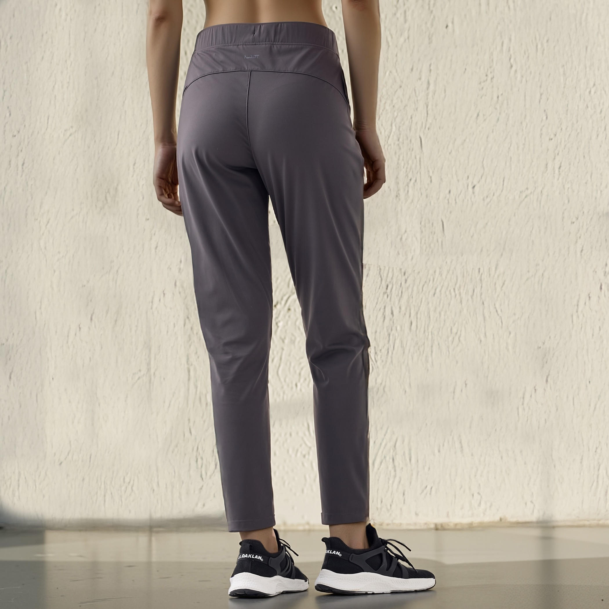 بنطلون رياضي بخصر مطاطي فليكسي كومفورت وجيوب-women-clothing-bottoms-joggers-image-3