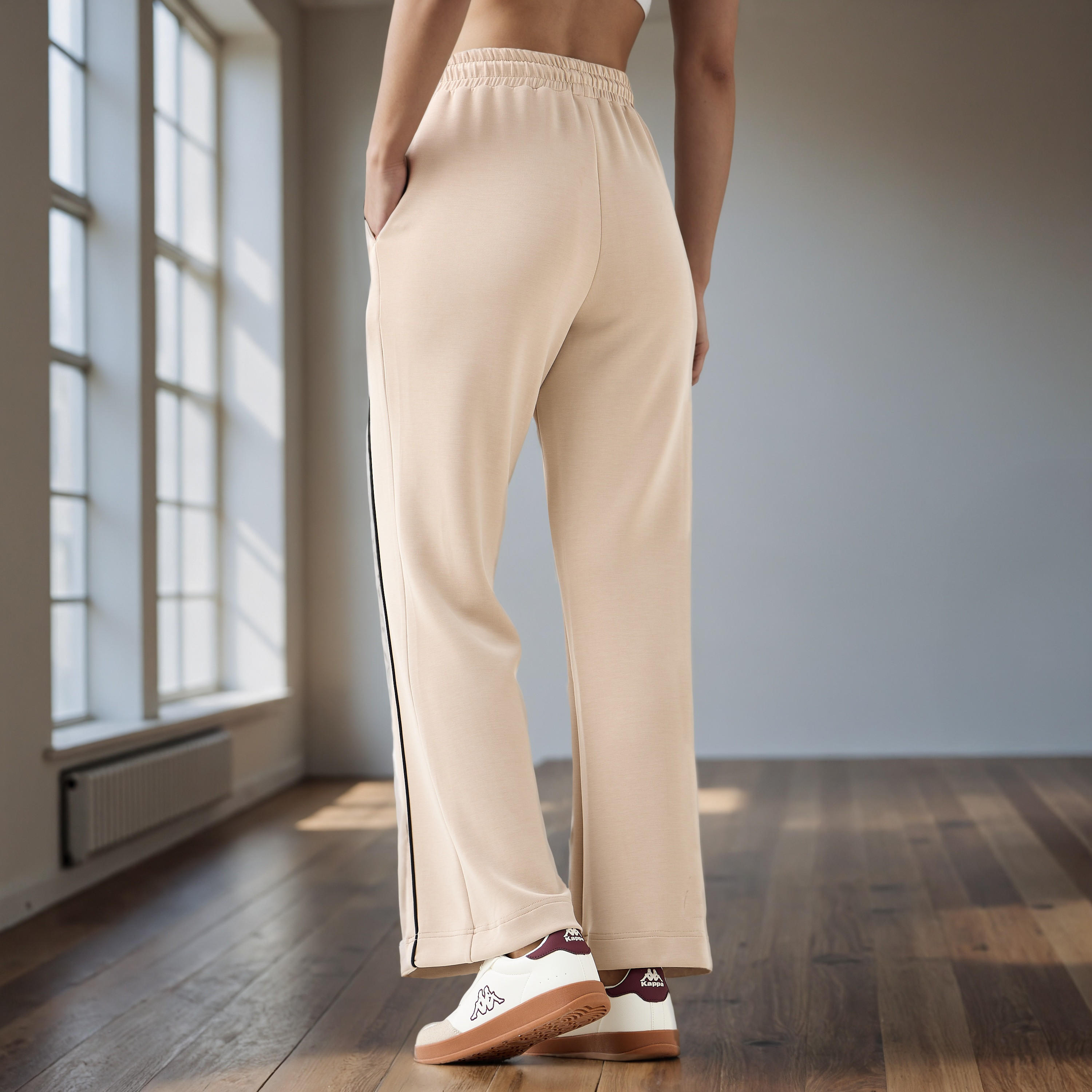 بنطال رياضي من كابا بقصة عادية وتفاصيل شريطية-women-clothing-bottoms-joggers-image-3