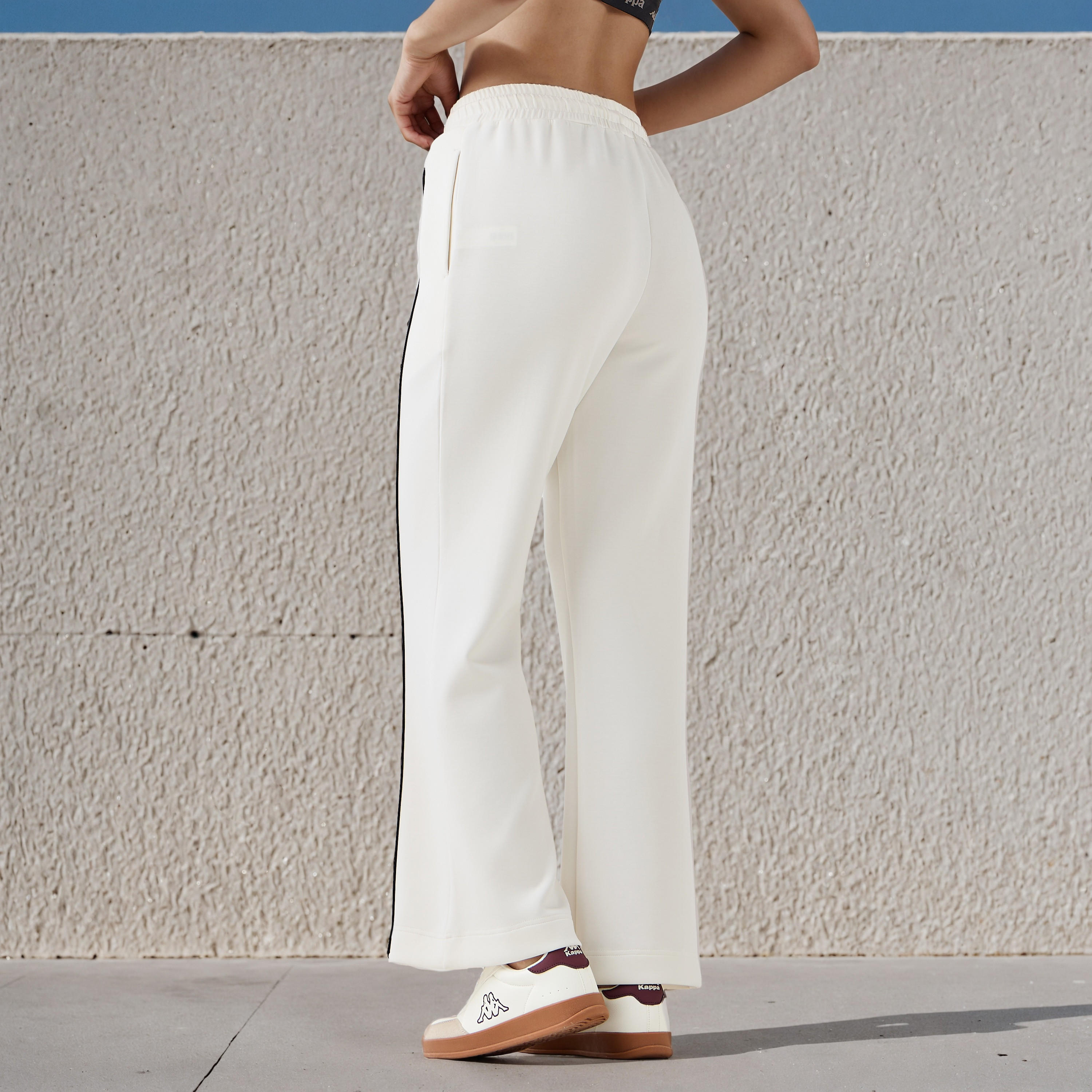 بنطال رياضي من كابا بقصة عادية وتفاصيل شريطية-women-clothing-bottoms-joggers-image-3