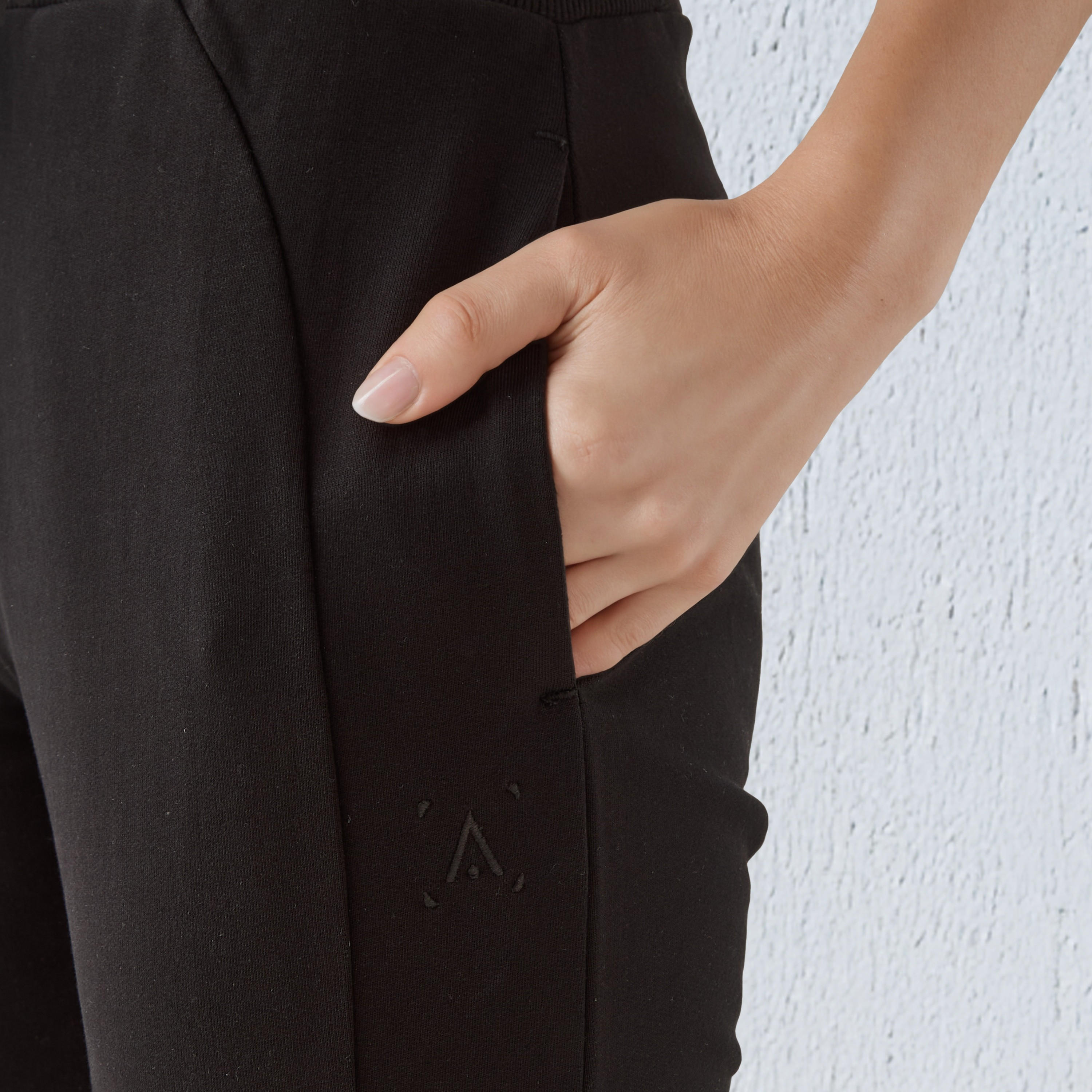 بنطلون رياضي بقصّة مريحة للنساء-women-clothing-bottoms-joggers-image-1