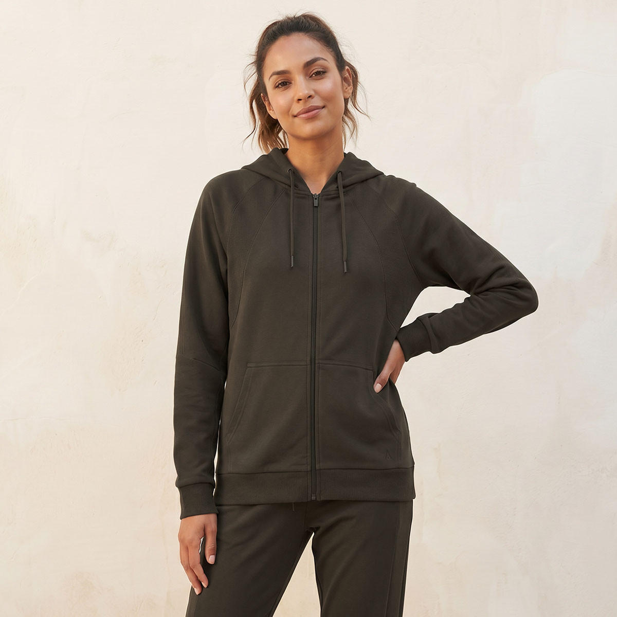 هودي رياضي مرن بتصميم عصري وأنيق-sports-women-clothing-hoodiesandsweatshirts-image-1
