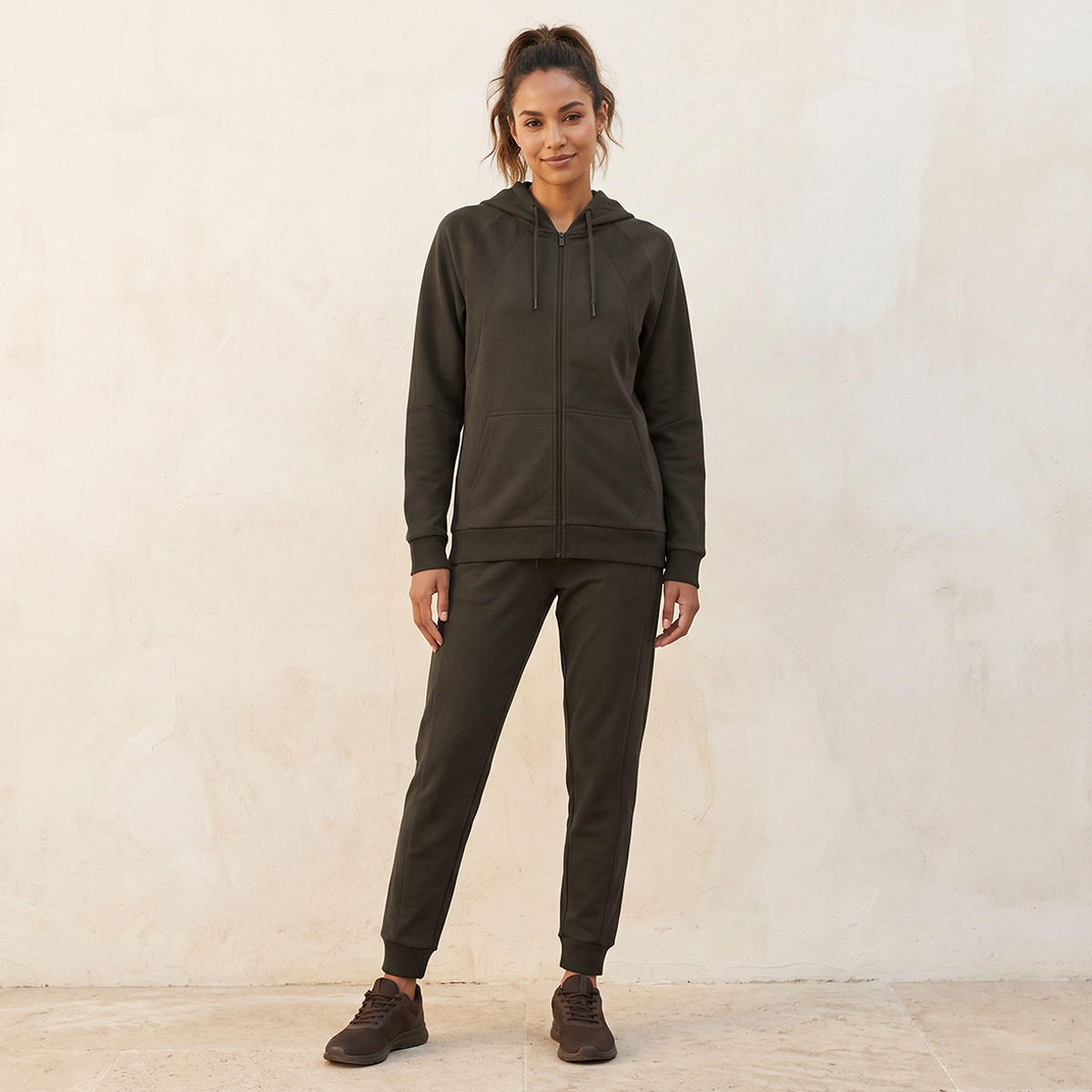هودي رياضي مرن بتصميم عصري وأنيق-sports-women-clothing-hoodiesandsweatshirts-image-3