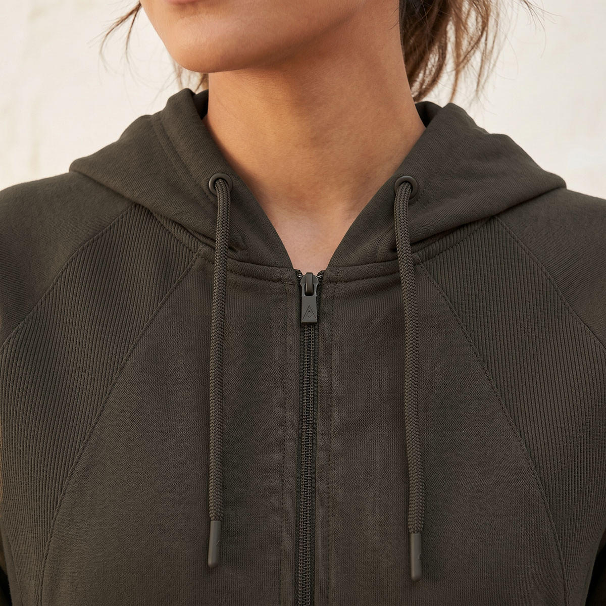 هودي رياضي مرن بتصميم عصري وأنيق-sports-women-clothing-hoodiesandsweatshirts-image-5