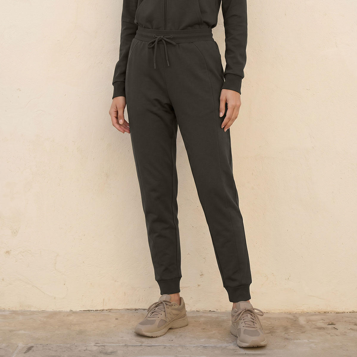 بنطلون جوغر نسائي بخصر مطاطي مريح وأنيق-women-clothing-bottoms-joggers-image-1