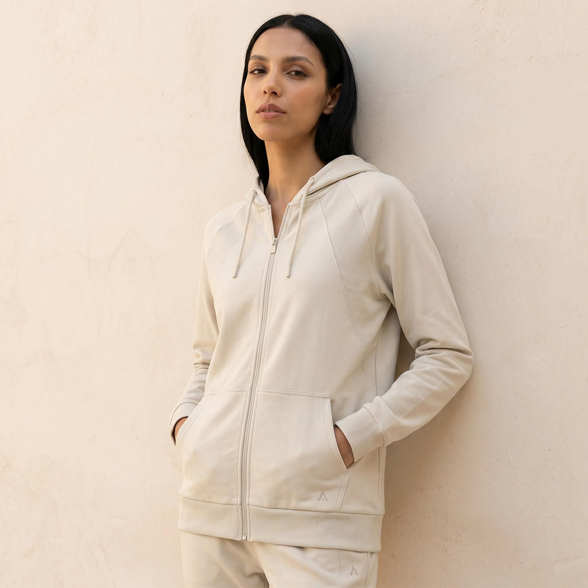 هودي رياضي مرن بتصميم عصري وأنيق-sports-women-clothing-hoodiesandsweatshirts-image-1