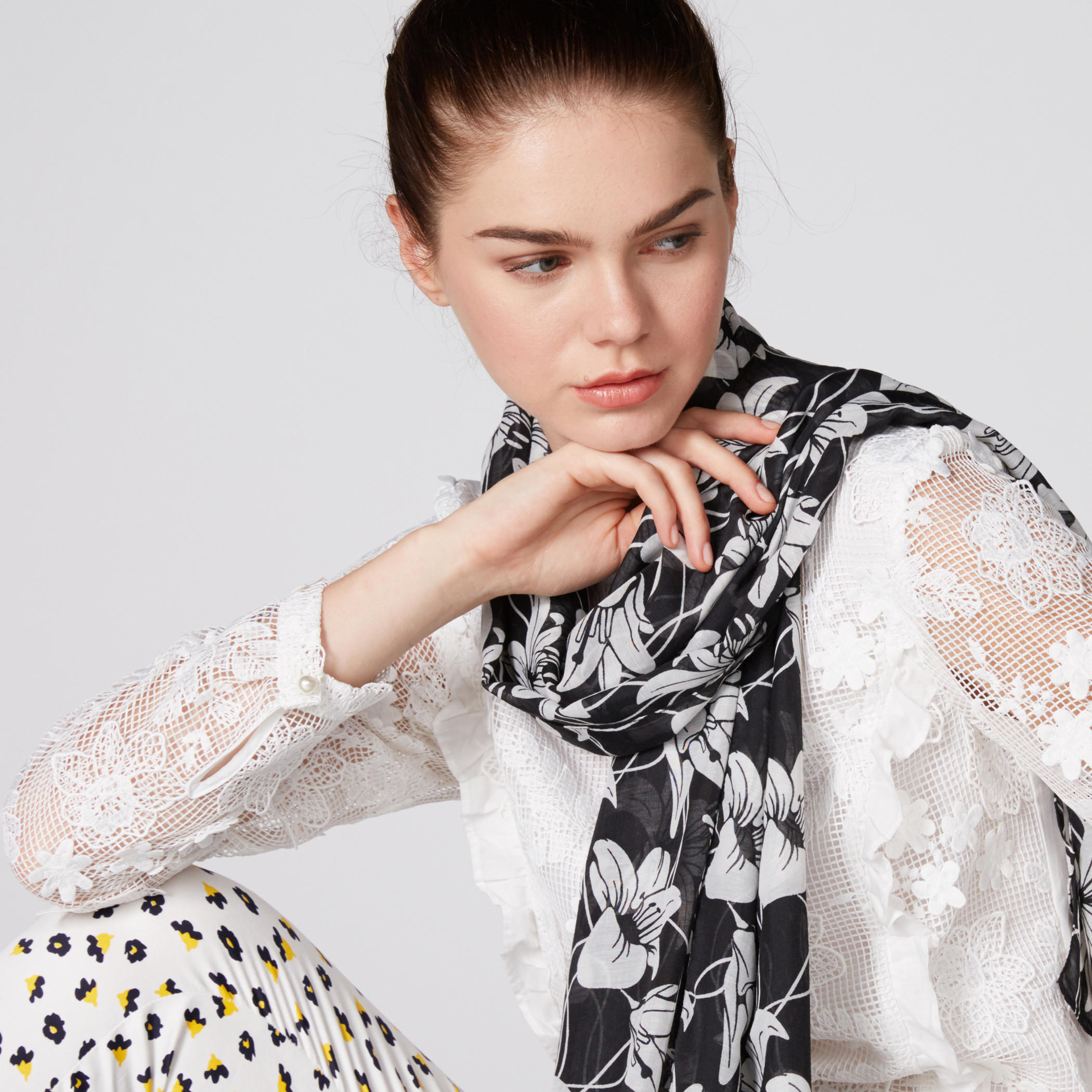 وشاح بطبعات أزهار-women-clothingaccessories-scarves-image-2