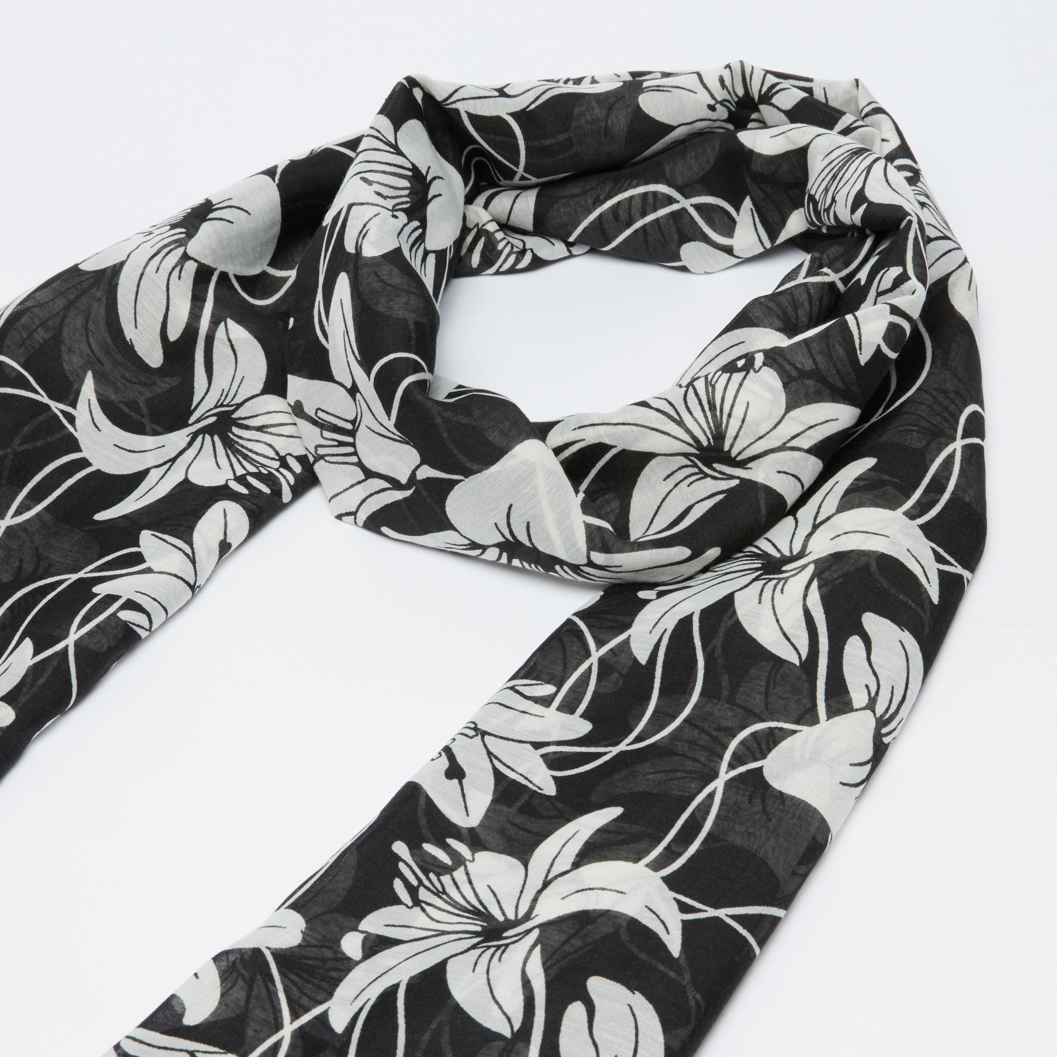 وشاح بطبعات أزهار-women-clothingaccessories-scarves-image-3