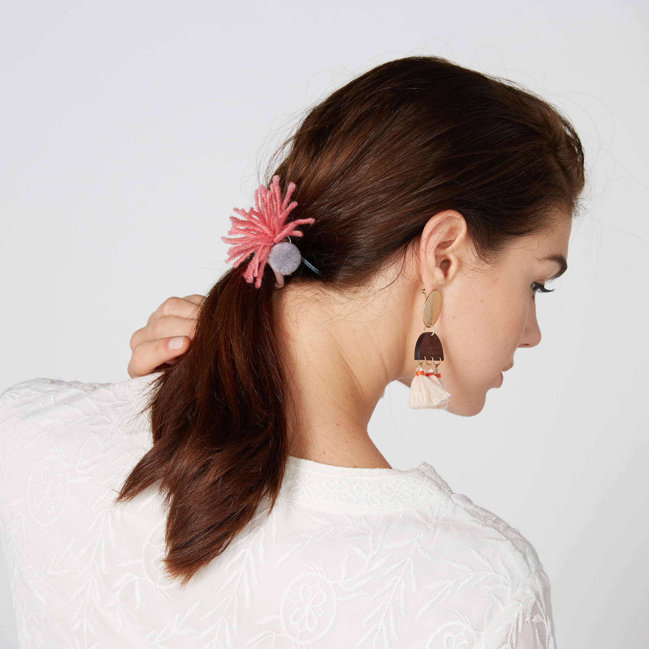ربطة شعر بشرّابات وكرات بوم بوم - طقم من قطعتين-women-hairaccessories-image-1