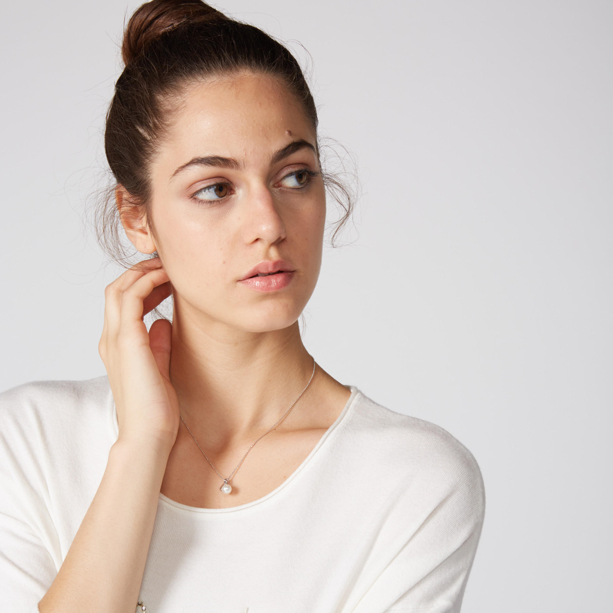 قلادة مرصعة بتفاصيل لؤلؤ بمشبك إغلاق-women-watchesandjewellery-jewellery-necklacesandpendants-image-2