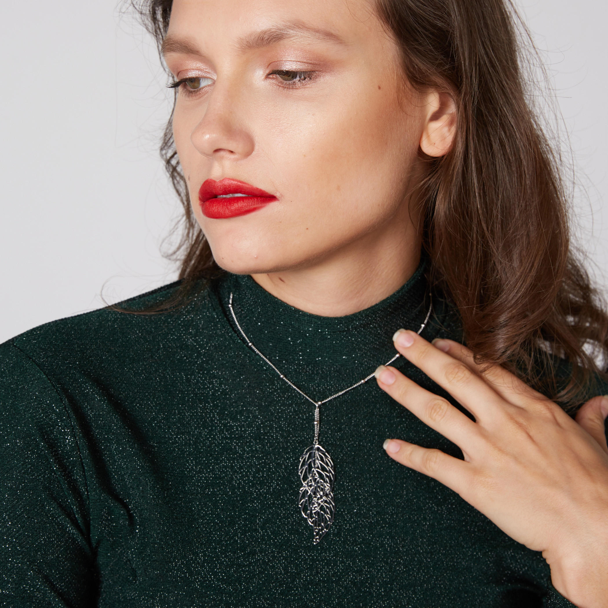 قلادة بدلاية على شكل ورقة شجر ومشبك إغلاق-women-watchesandjewellery-jewellery-necklacesandpendants-image-2