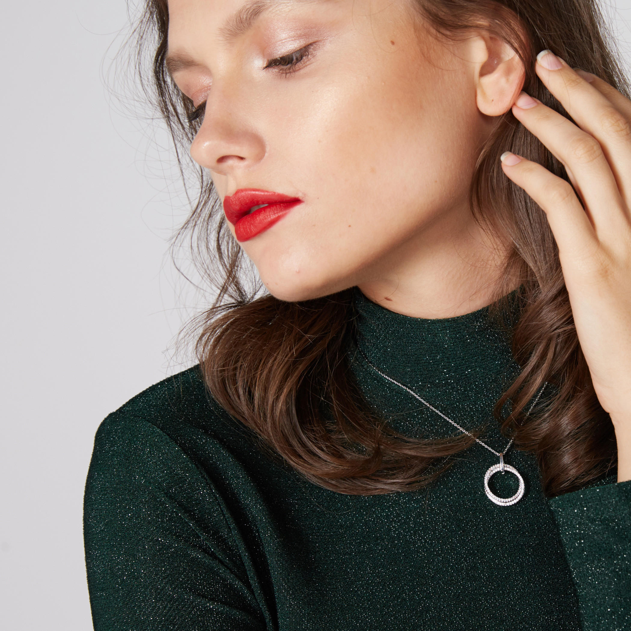 قلادة بدلّاية مرصّعة ومشبك إغلاق-women-watchesandjewellery-jewellery-necklacesandpendants-image-2