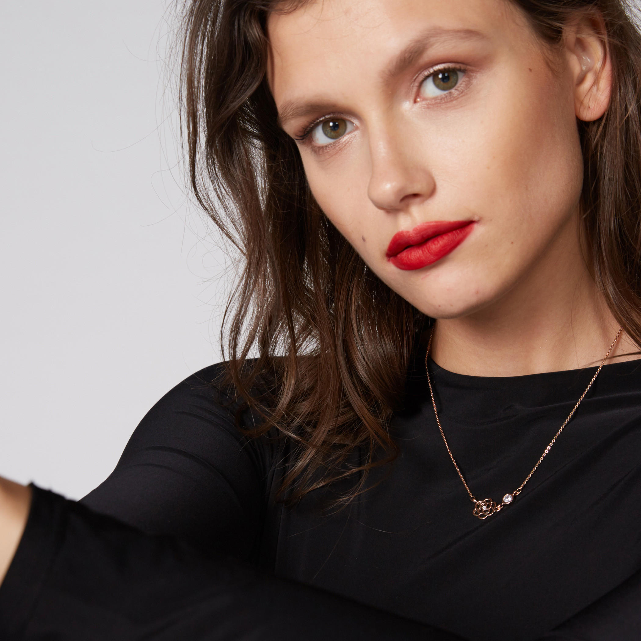قلادة ميتاليك مرصعة بمشبك إغلاق-women-watchesandjewellery-jewellery-necklacesandpendants-image-2