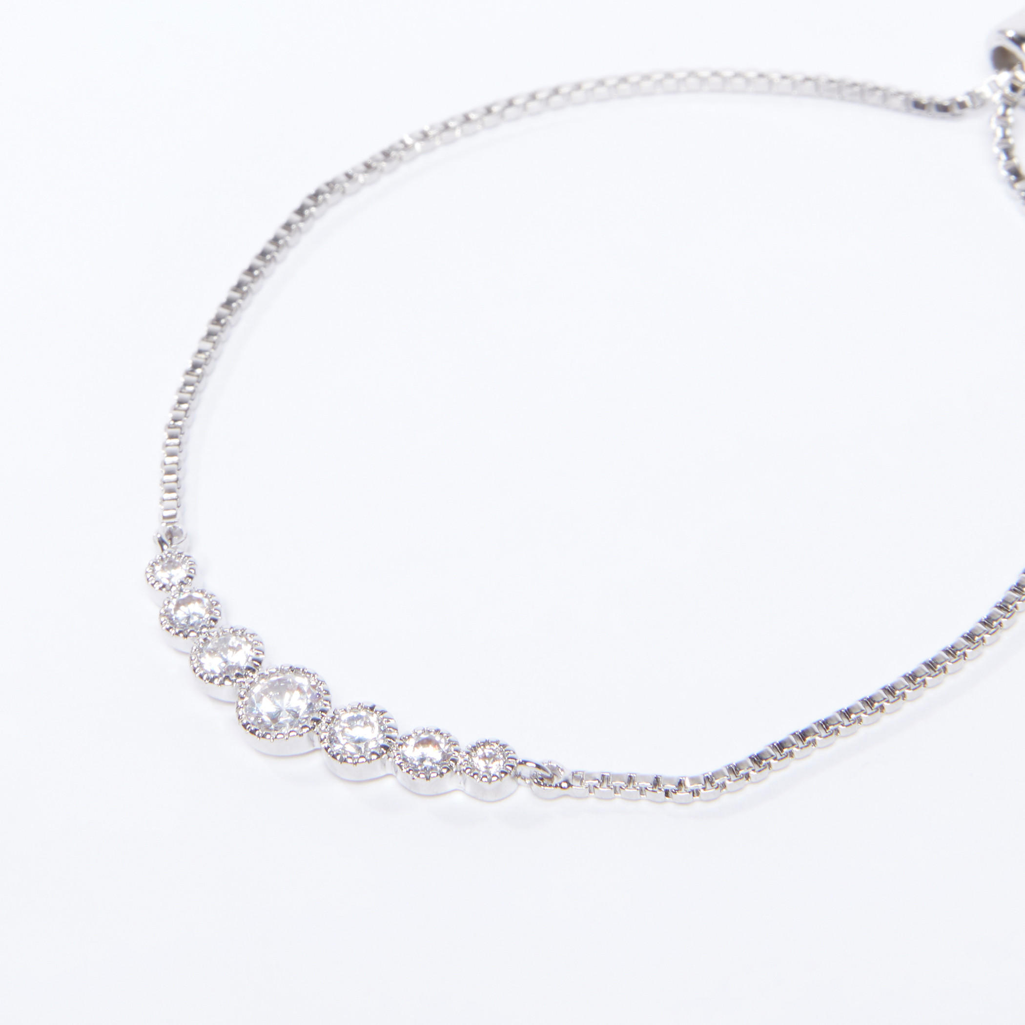 أسوارة مرصعة بإغلاق قابل للضبط-women-watchesandjewellery-jewellery-banglesandbracelets-image-1