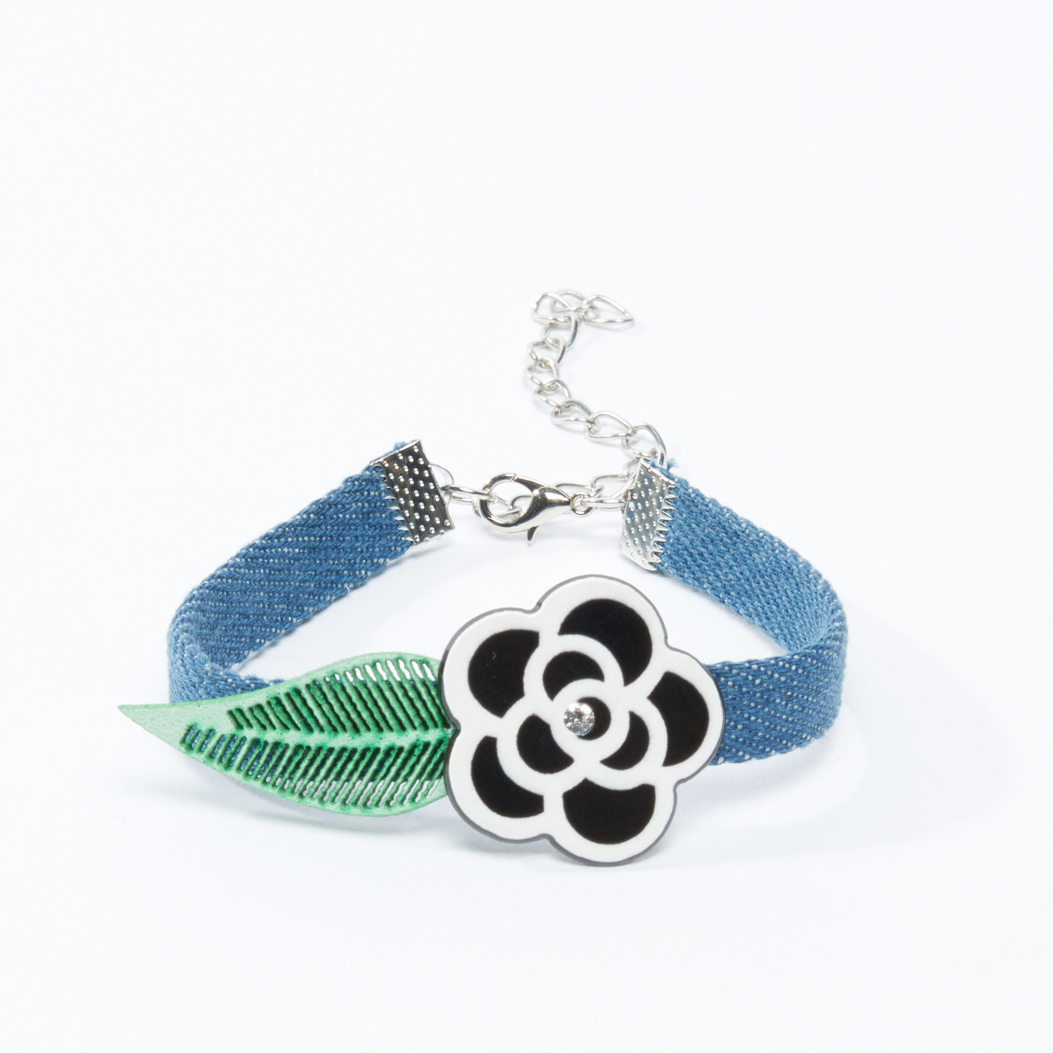 أسورة بتفاصيل مزخرفة ومشبك إغلاق-women-watchesandjewellery-jewellery-banglesandbracelets-image-1