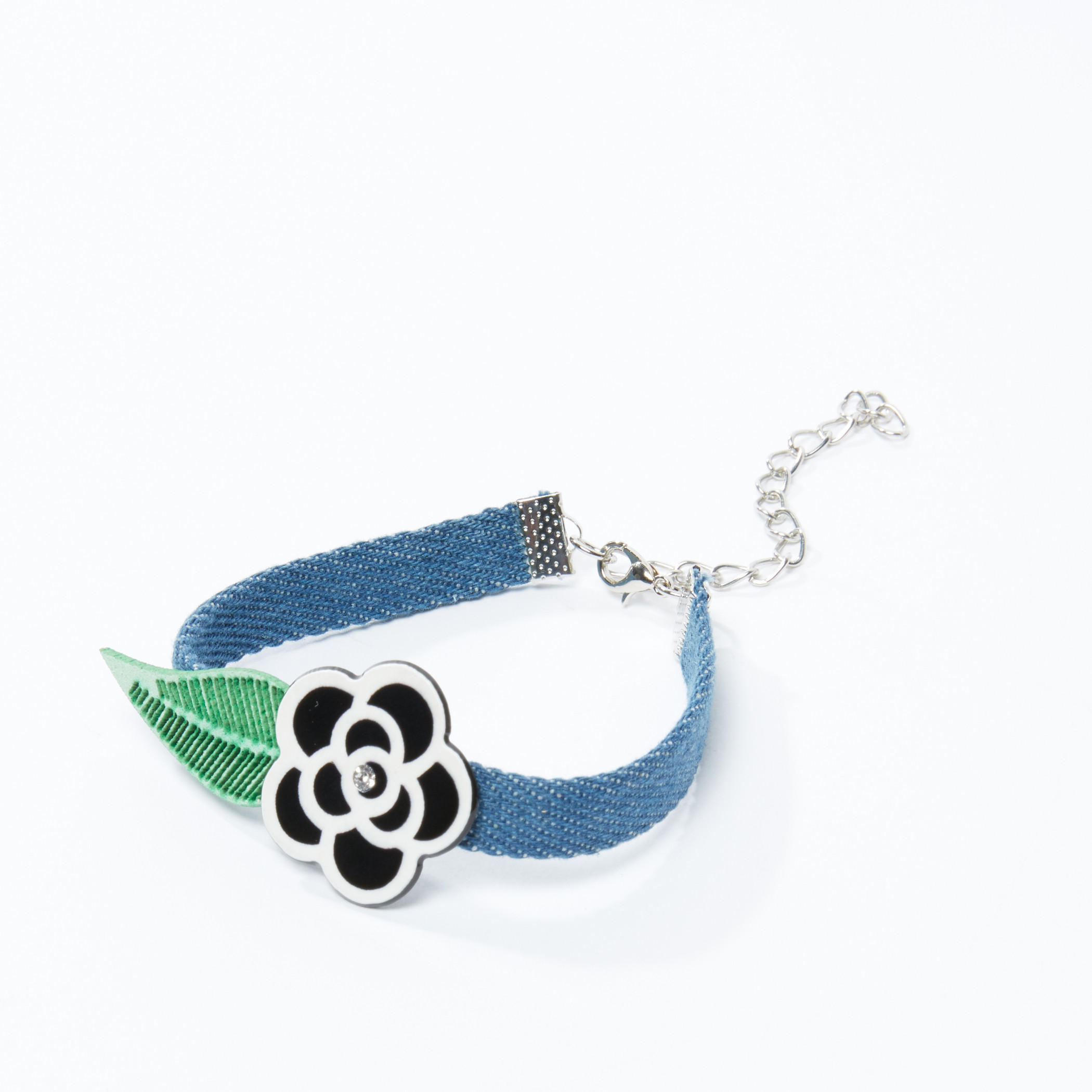 أسورة بتفاصيل مزخرفة ومشبك إغلاق-women-watchesandjewellery-jewellery-banglesandbracelets-image-3