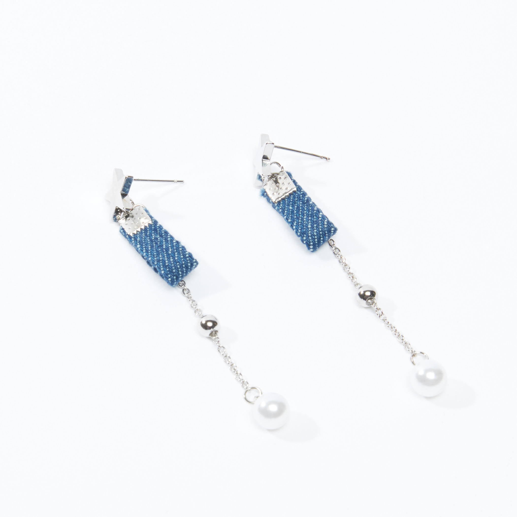أقراط بتزيينات متدلية وتفاصيل لؤلؤ ومكبس إغلاق-women-watchesandjewellery-jewellery-earrings-image-1