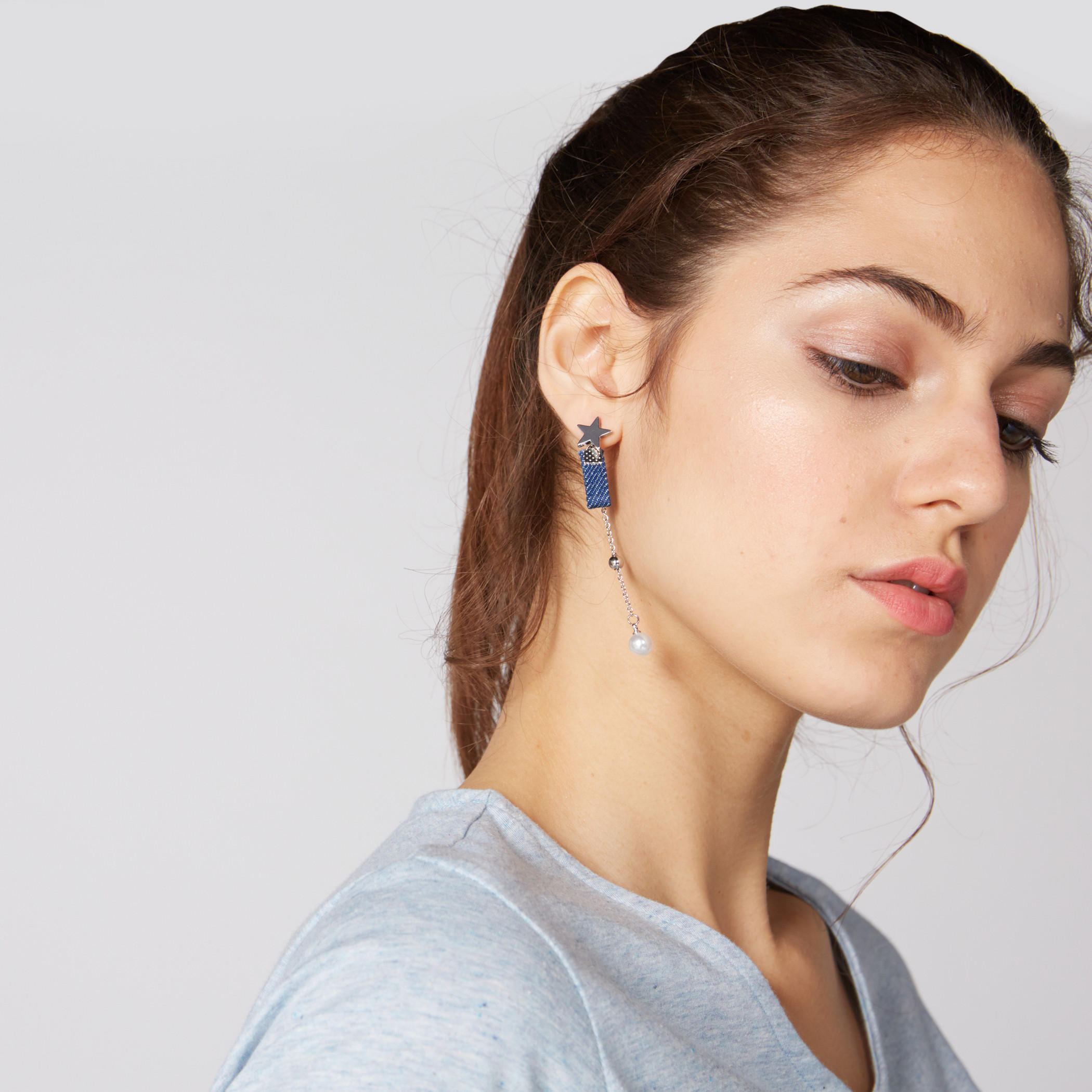 أقراط بتزيينات متدلية وتفاصيل لؤلؤ ومكبس إغلاق-women-watchesandjewellery-jewellery-earrings-image-2